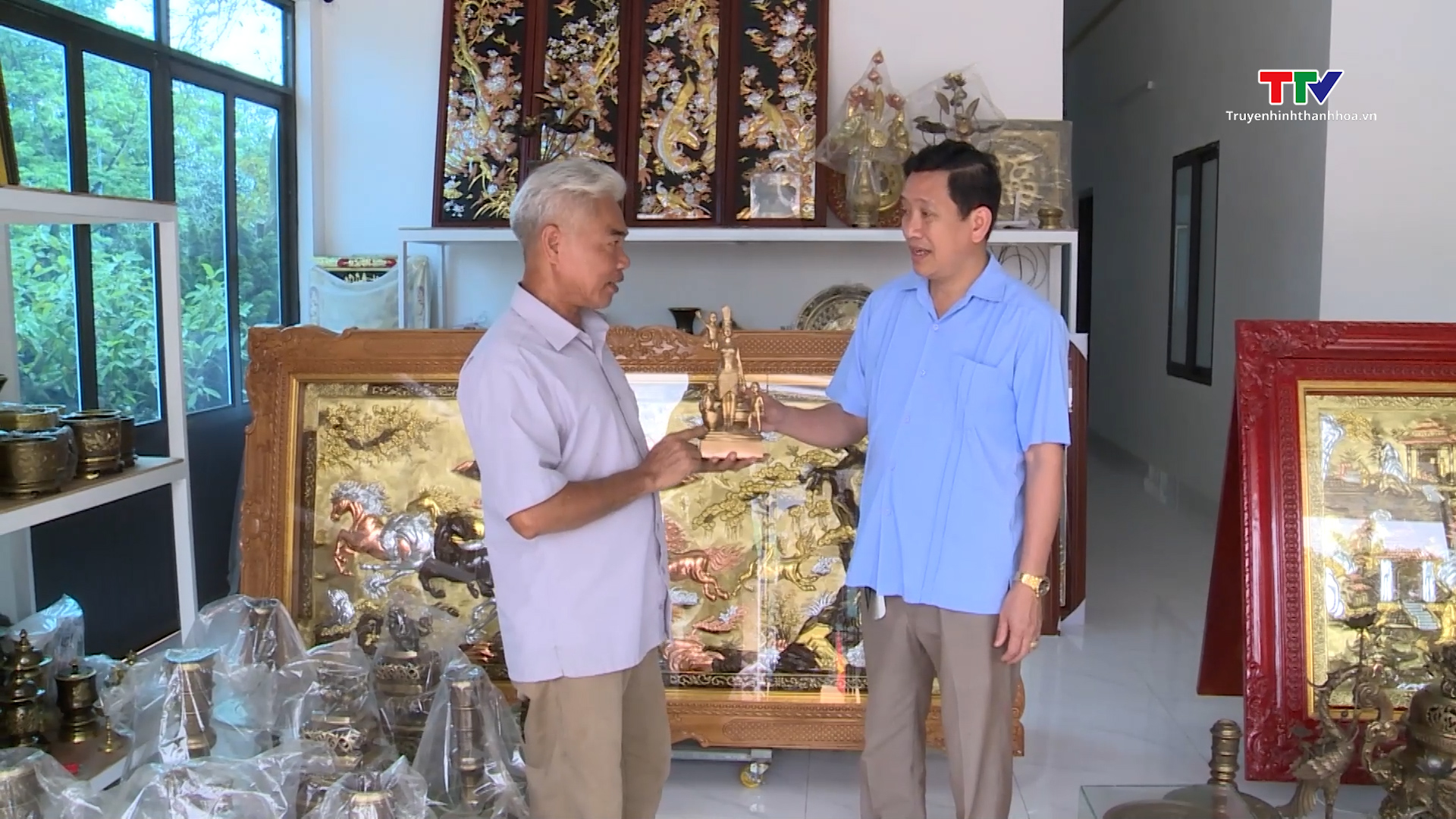 Huyện Thiệu Hóa tăng cường quảng bá sản phẩm làng nghề đúc đồng truyền thống
- Ảnh 1.