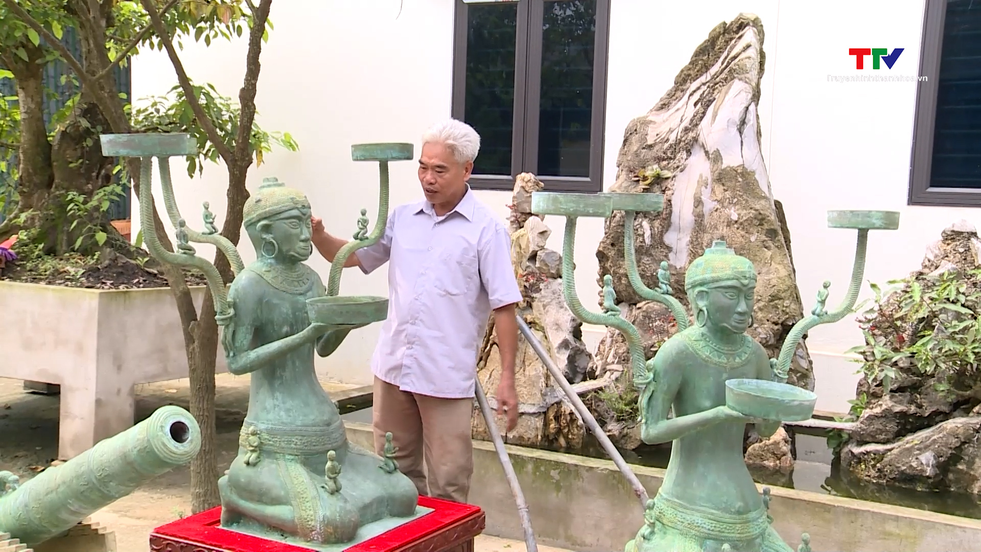 Huyện Thiệu Hóa tăng cường quảng bá sản phẩm làng nghề đúc đồng truyền thống
- Ảnh 2.