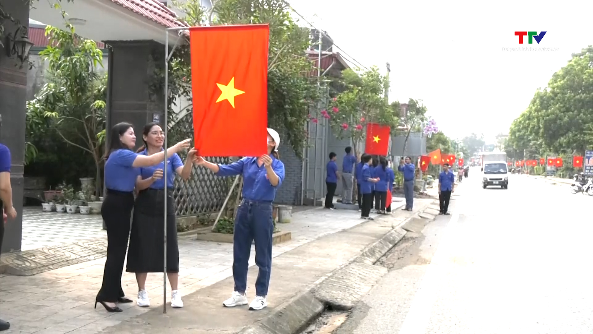 Lan tỏa “Đường cờ Tổ quốc” ở thị trấn Lang Chánh- Ảnh 1.