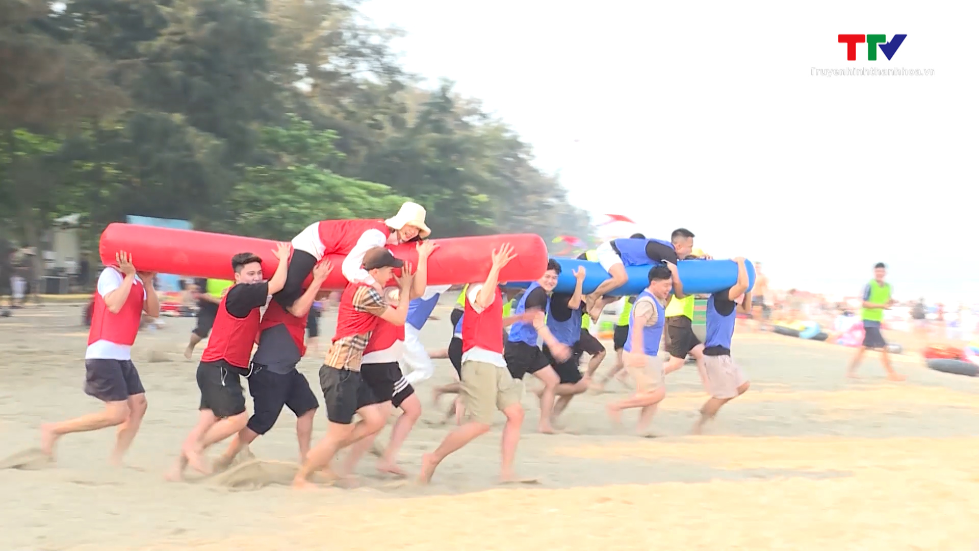 Du khách đổ về các bãi biển Thanh Hoá tăng cao trong những ngày đầu nghỉ lễ 30-4- Ảnh 5.
