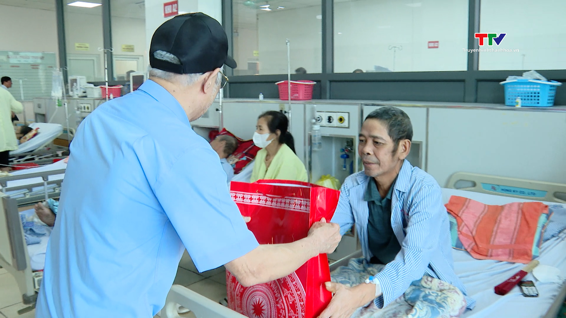 Câu lạc bộ Hưu trí Sở Y tế thăm Bệnh viện Ung bướu tỉnh Thanh Hóa- Ảnh 1.