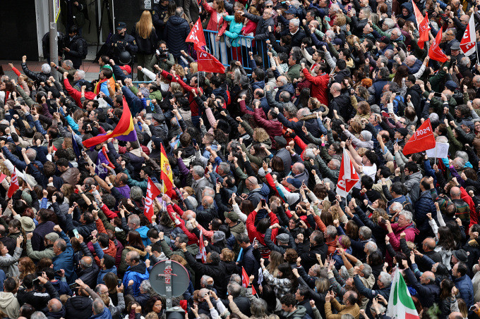 Hàng nghìn người tuần hành kêu gọi Thủ tướng Tây Ban Nha không từ chức- Ảnh 1.