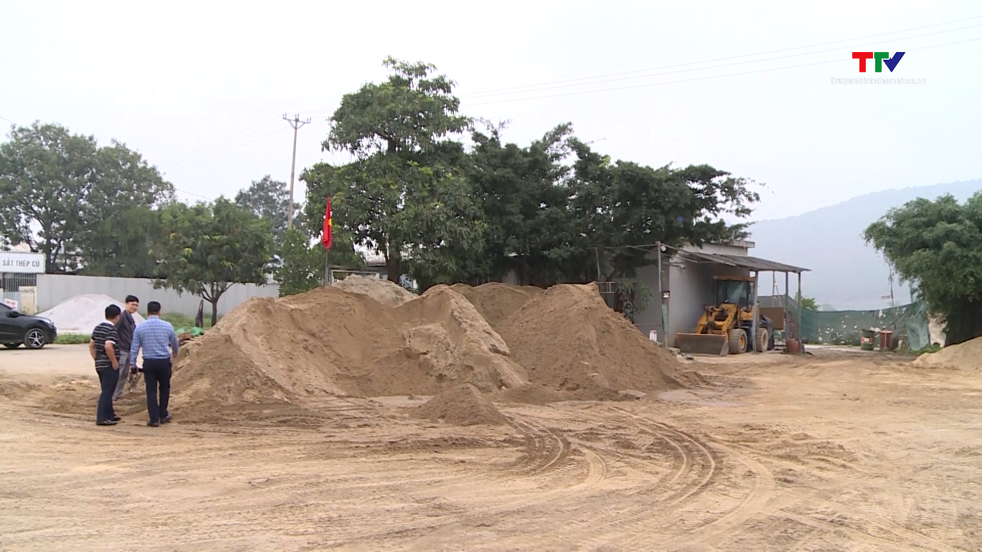 Thị xã Nghi Sơn: xử lý các điểm tập kết vật liệu xây dựng không phép- Ảnh 1.