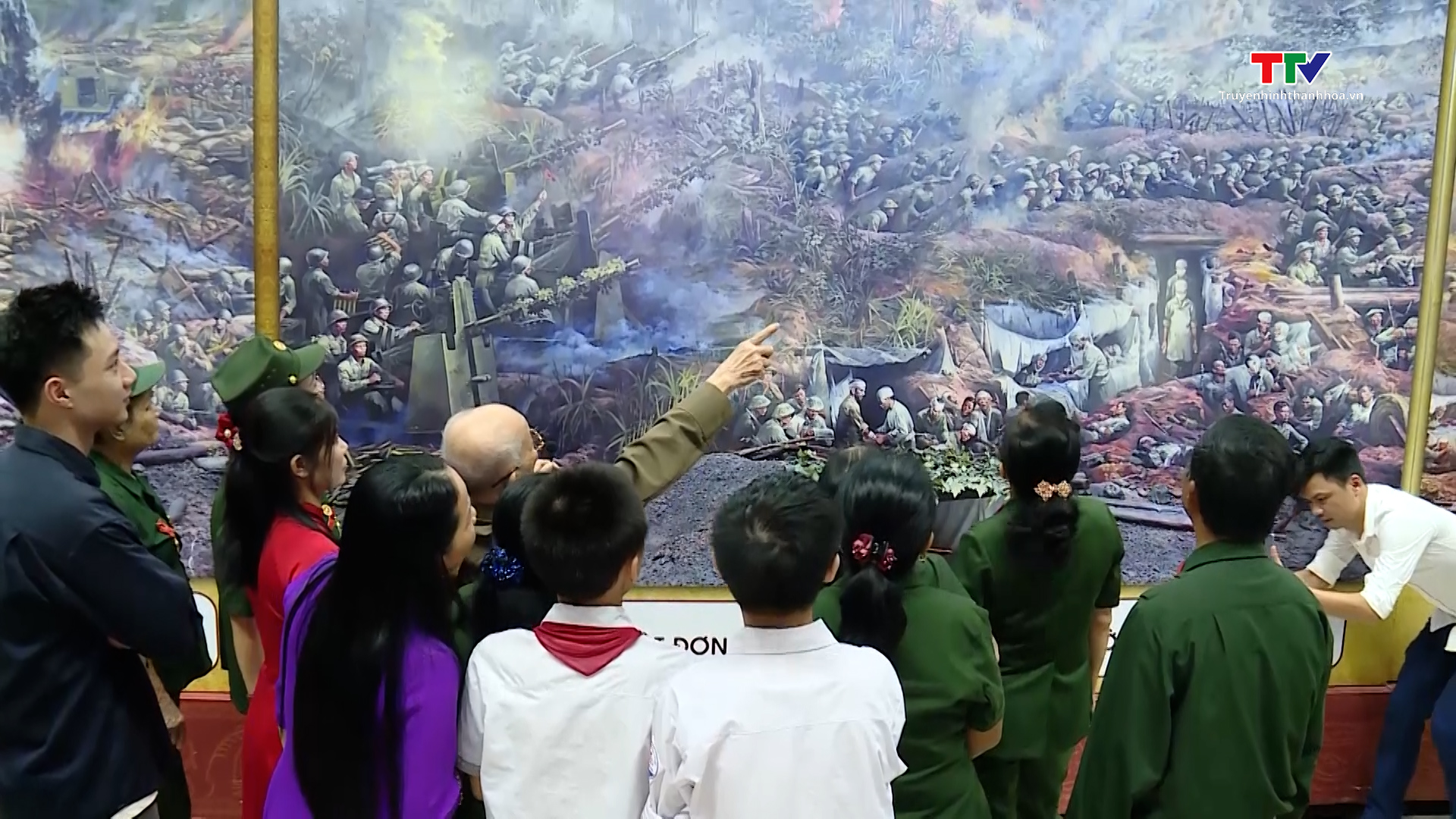 Hơn 3.500 lượt khách tham quan triển lãm "Thanh Hóa – 70 năm với chiến thắng Điện Biên Phủ"- Ảnh 1.