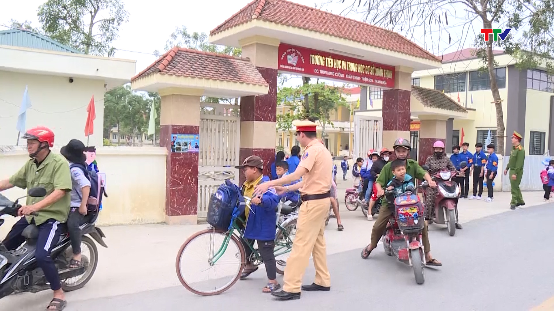 Huyện Triệu Sơn nhân rộng mô hình “Cổng trường an toàn giao thông” - Ảnh 2.