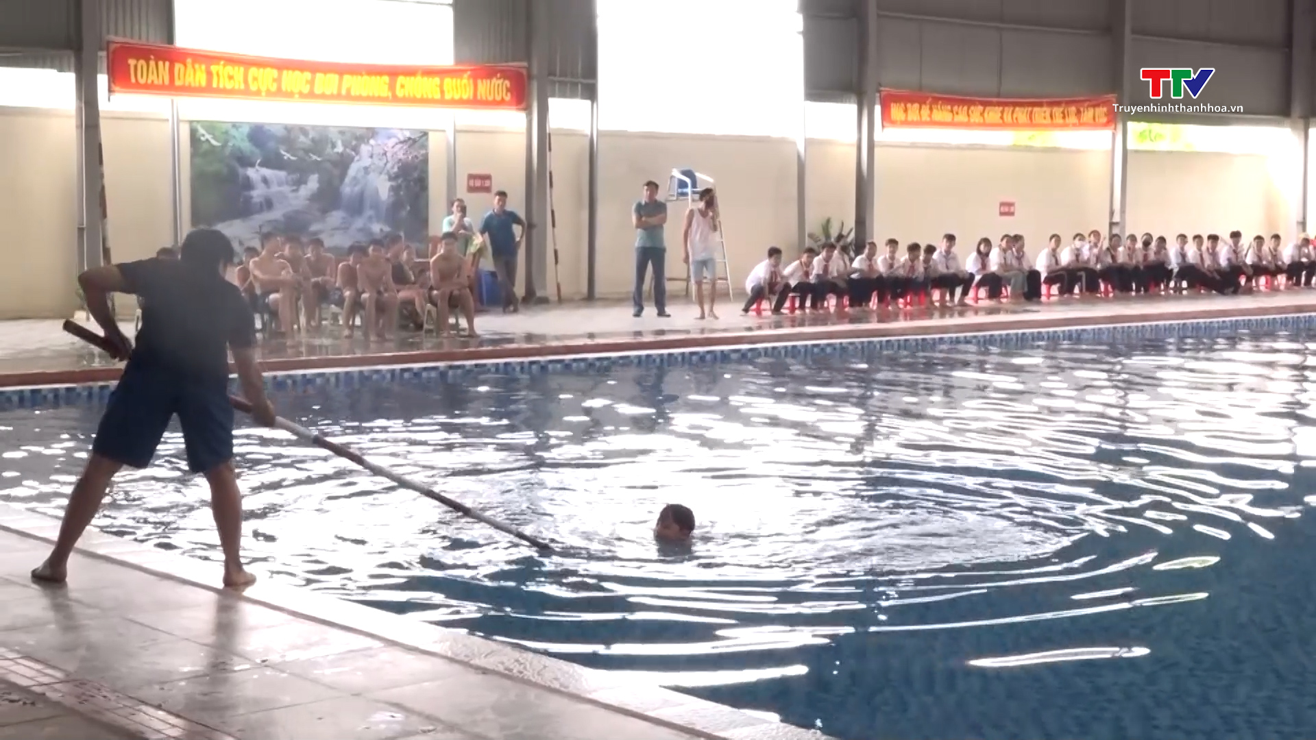Huyện Thạch Thành: Khai mạc hè và phát động toàn dân tập luyện môn bơi, phòng, chống đuối nước năm 2024- Ảnh 1.
