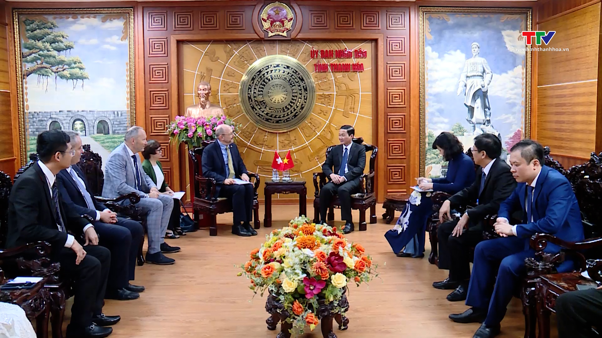 Chủ tịch Ủy ban Nhân dân tỉnh Đỗ Minh Tuấn tiếp xã giao Đại sứ đặc mệnh toàn quyền Nhà nước Thụy Sỹ tại Việt Nam- Ảnh 1.