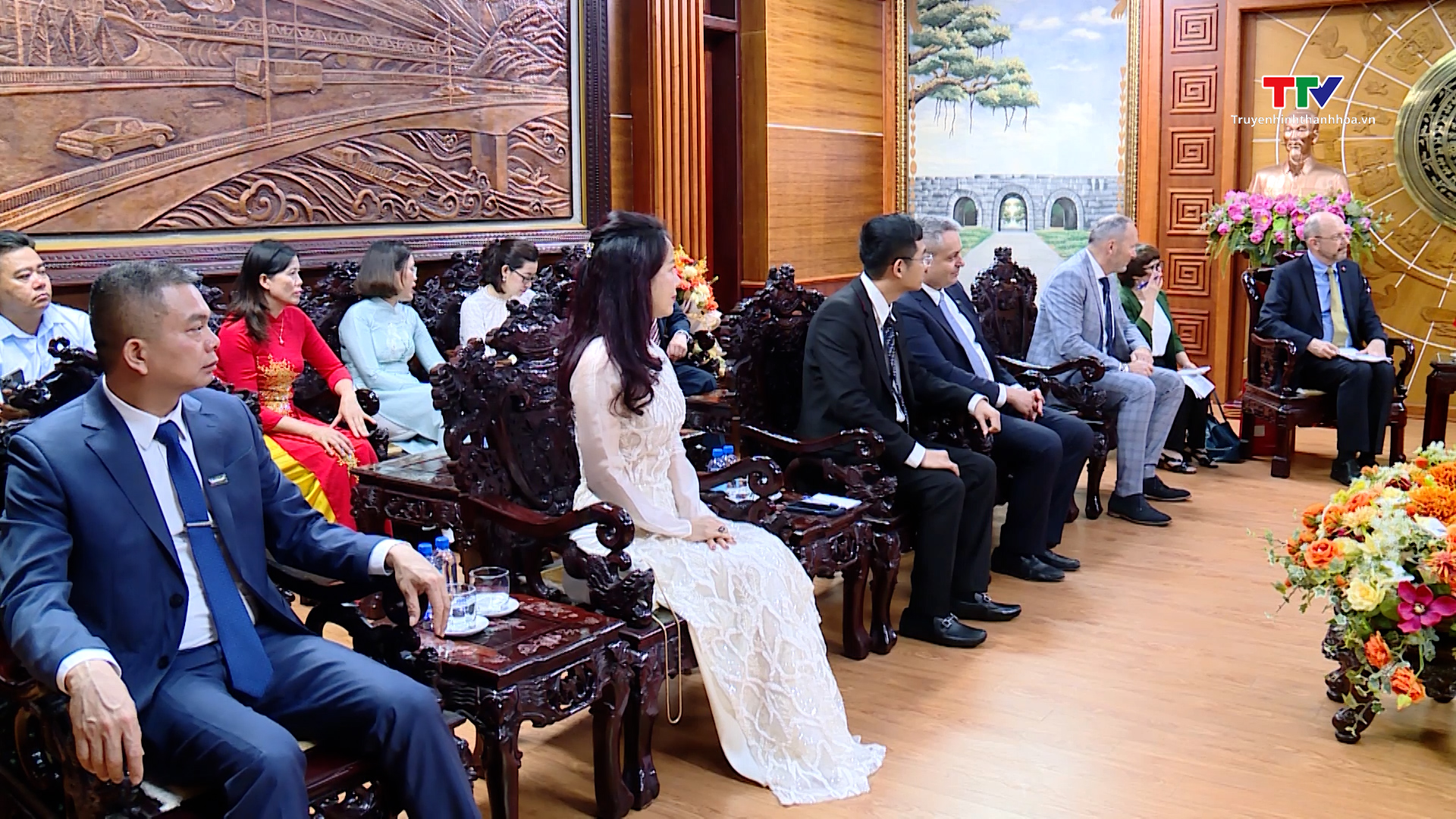 Chủ tịch Ủy ban Nhân dân tỉnh Đỗ Minh Tuấn tiếp xã giao Đại sứ đặc mệnh toàn quyền Nhà nước Thụy Sỹ tại Việt Nam- Ảnh 2.