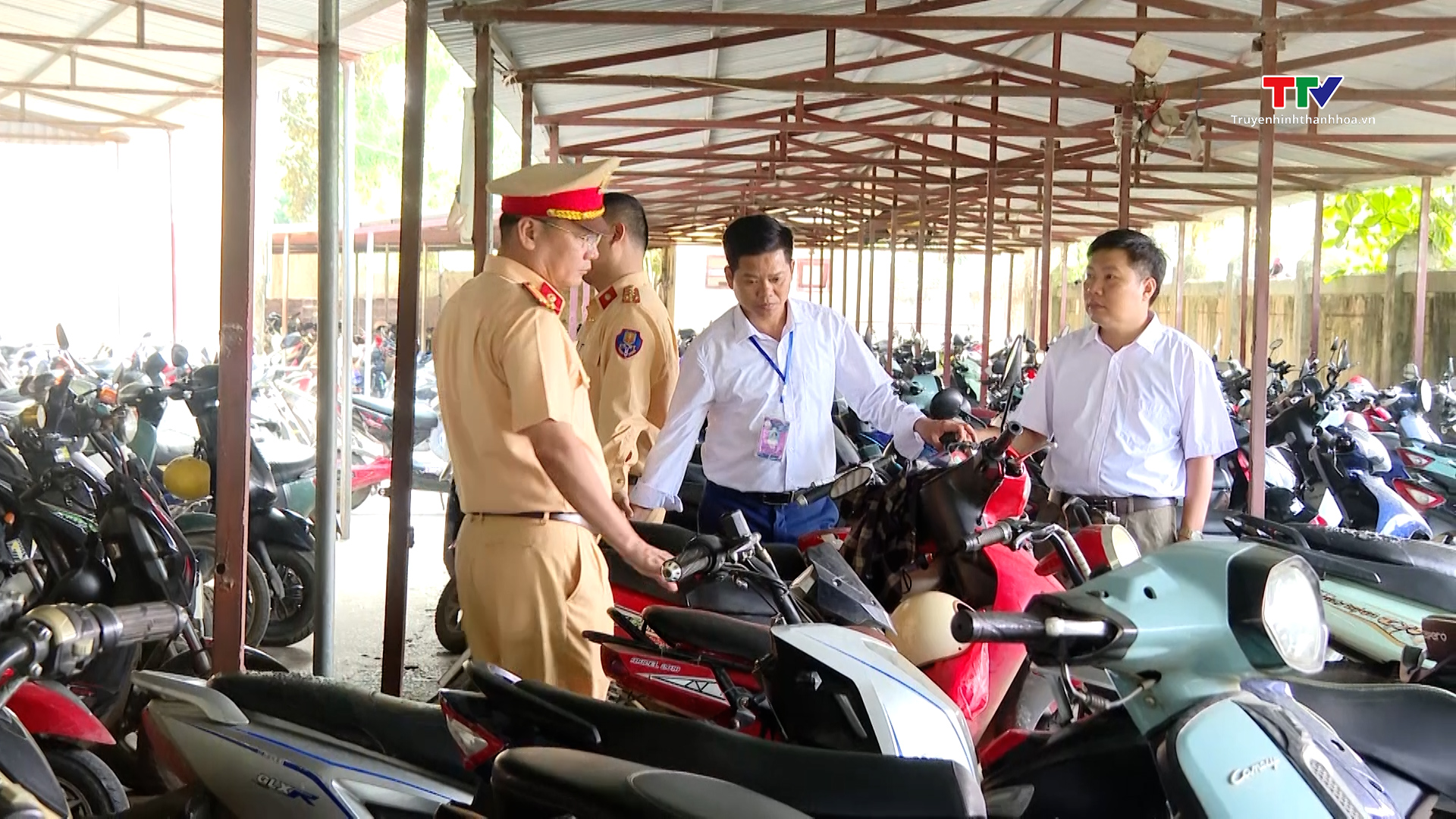 Công an huyện Hà Trung bảo đảm giao thông cho học sinh đến trường- Ảnh 2.