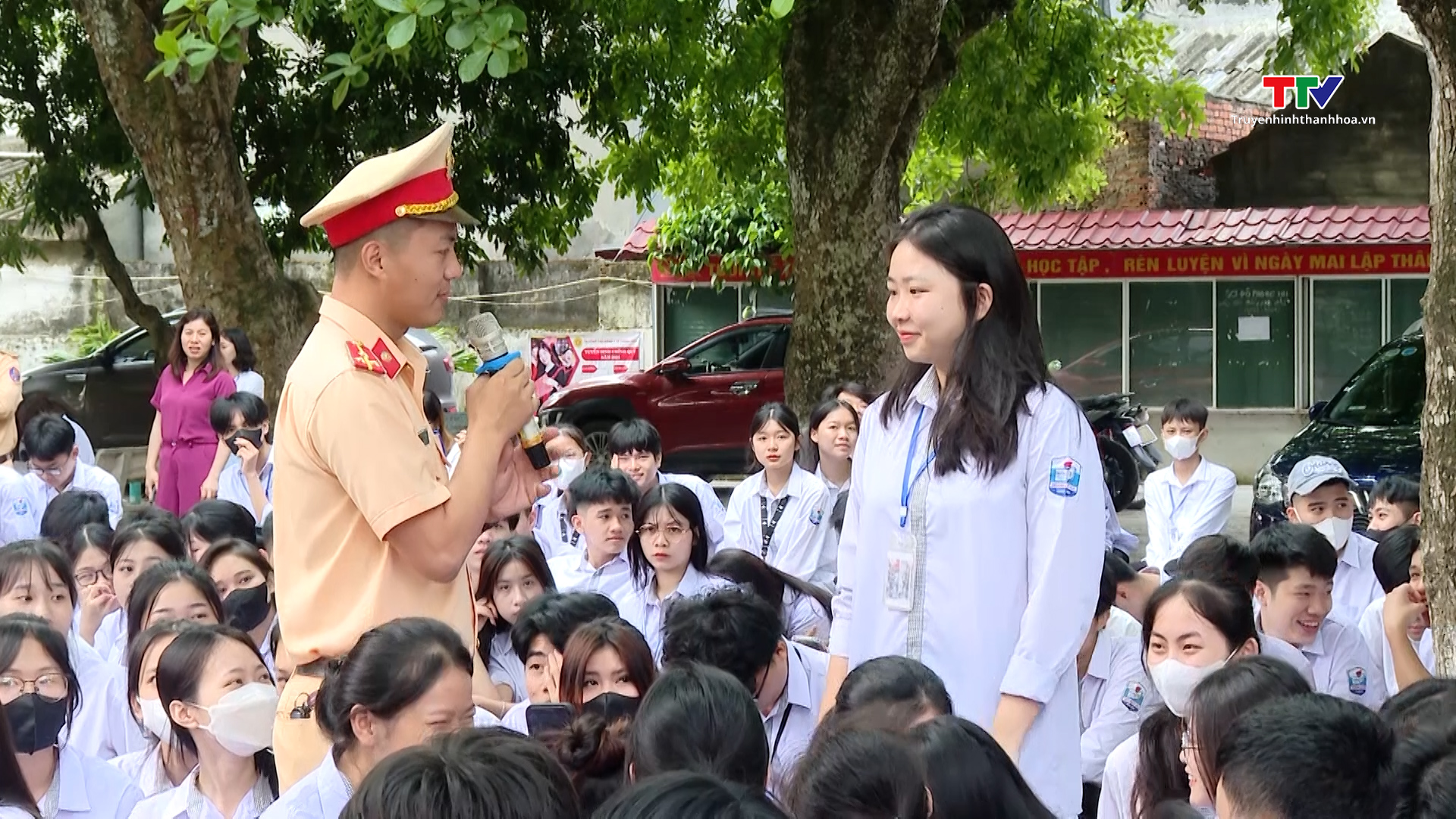 Công an huyện Hà Trung bảo đảm giao thông cho học sinh đến trường- Ảnh 1.