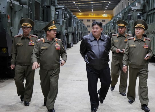 Nhà lãnh đạo Triều Tiên thị sát hệ thống tên lửa chiến thuật mới- Ảnh 1.