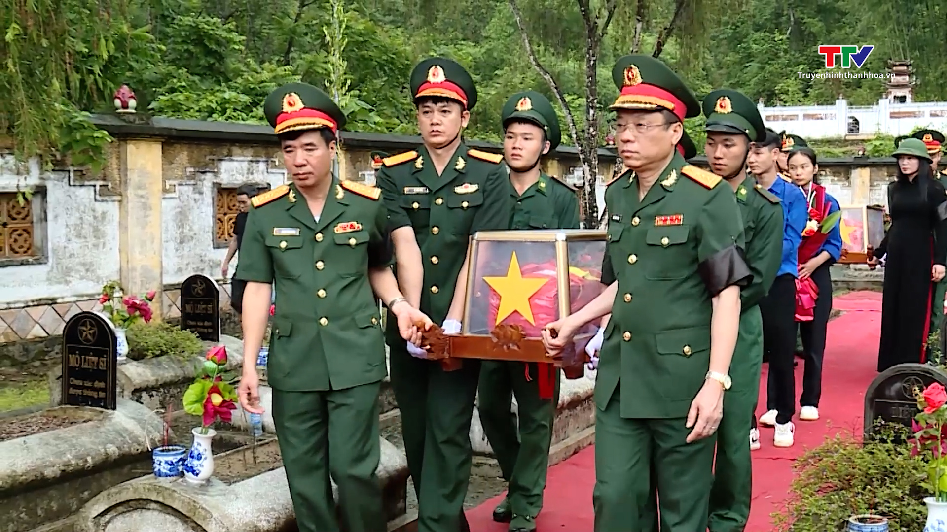 Truy điệu và an táng hài cốt liệt sĩ quân tình nguyện
và chuyên gia Việt Nam hy sinh tại Lào- Ảnh 5.