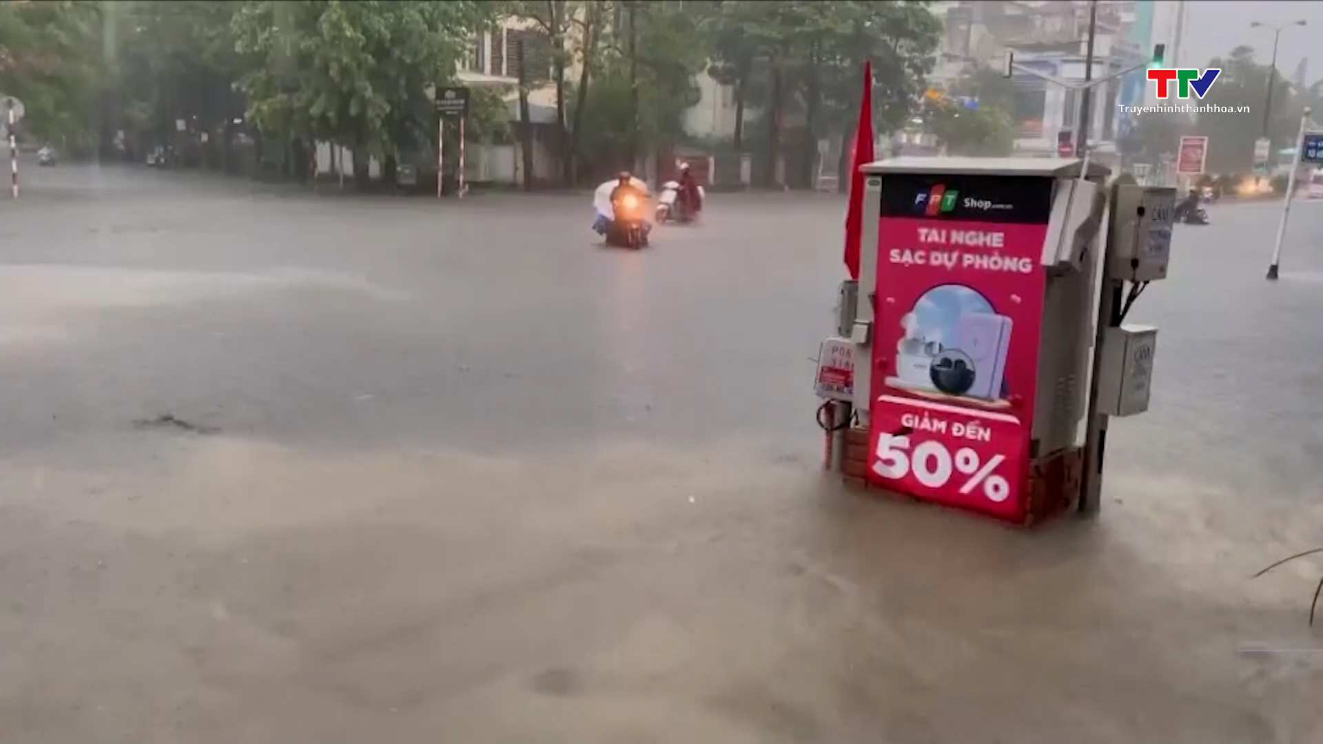 Ngập cục bộ trên nhiều tuyến phố ở thành phố Thanh Hoá do mưa lớn- Ảnh 3.