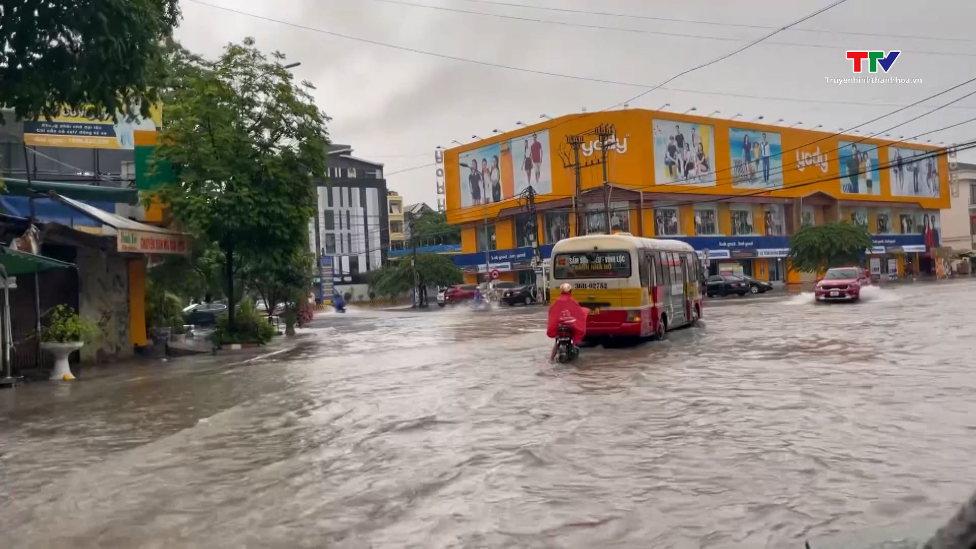 Ngập cục bộ trên nhiều tuyến phố ở thành phố Thanh Hoá do mưa lớn- Ảnh 2.