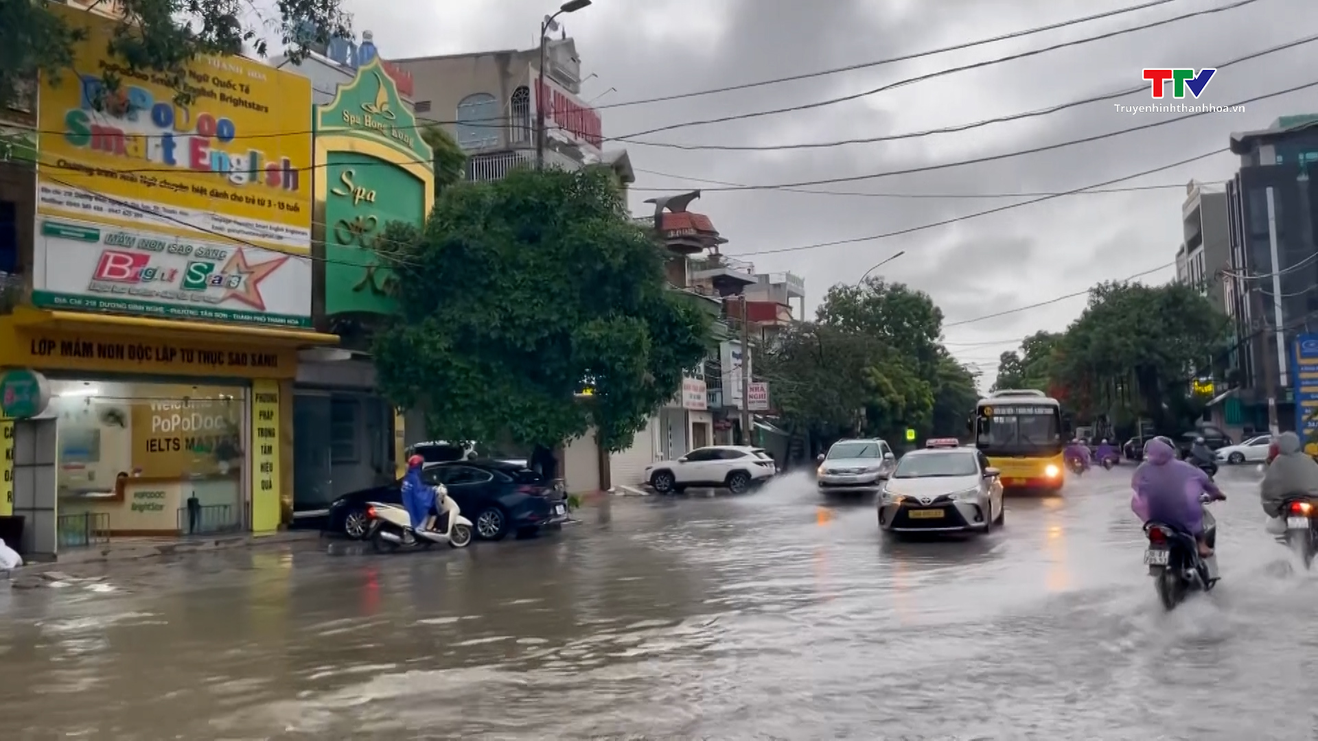 Ngập cục bộ trên nhiều tuyến phố ở thành phố Thanh Hoá do mưa lớn- Ảnh 1.