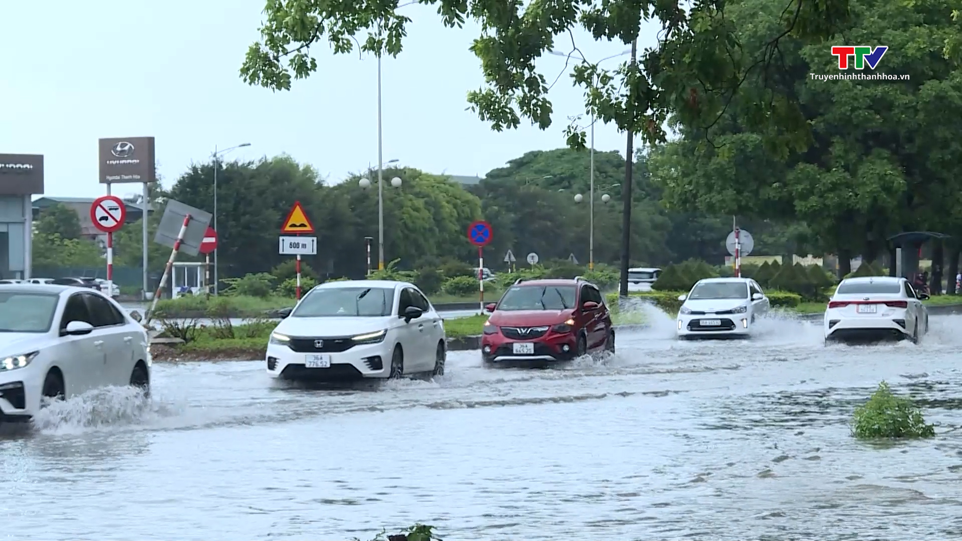 Mưa lớn gây ngập lụt nhiều tuyến đường tại thành phố Thanh Hóa- Ảnh 2.