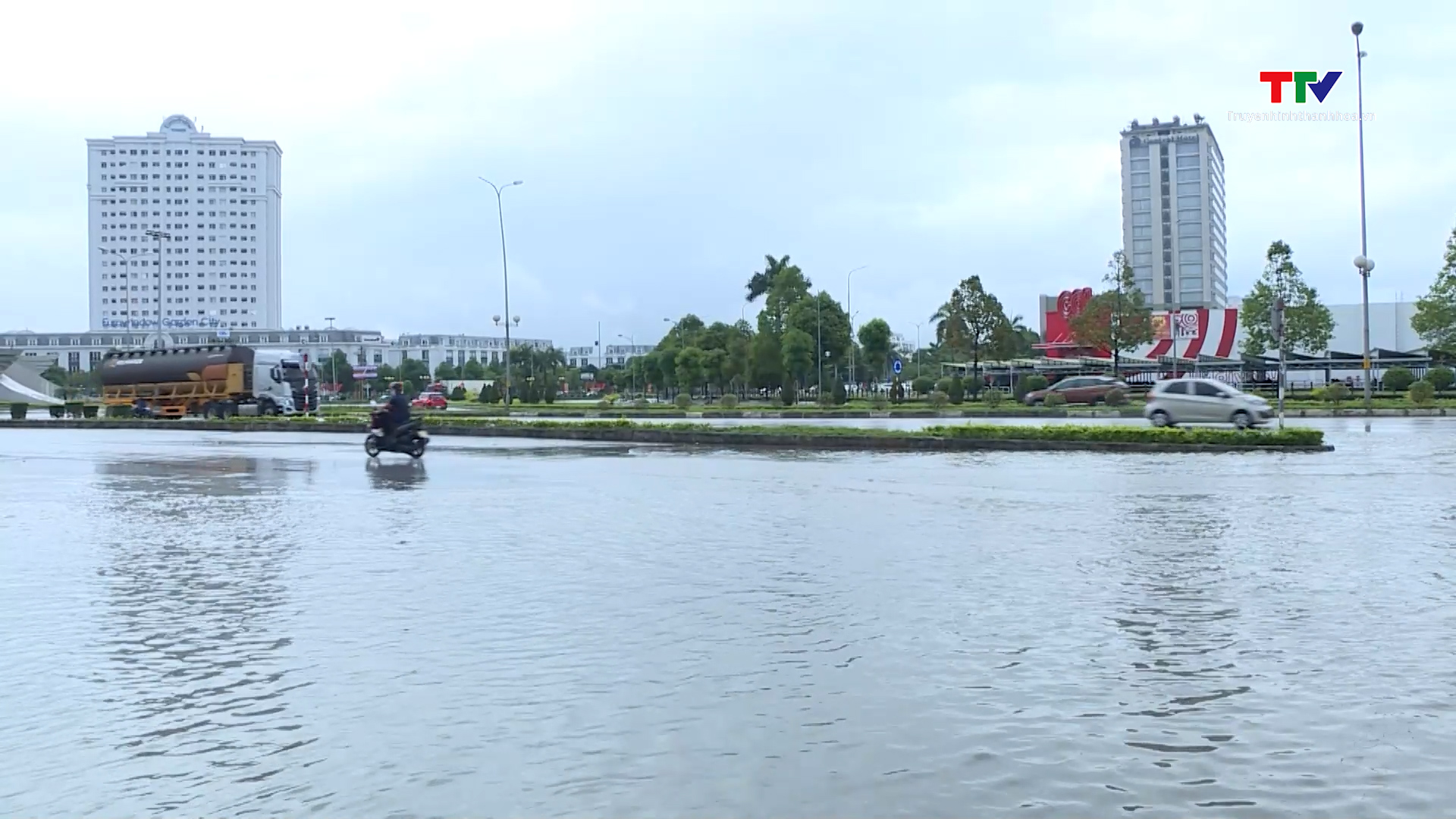 Mưa lớn gây ngập lụt nhiều tuyến đường tại thành phố Thanh Hóa- Ảnh 1.