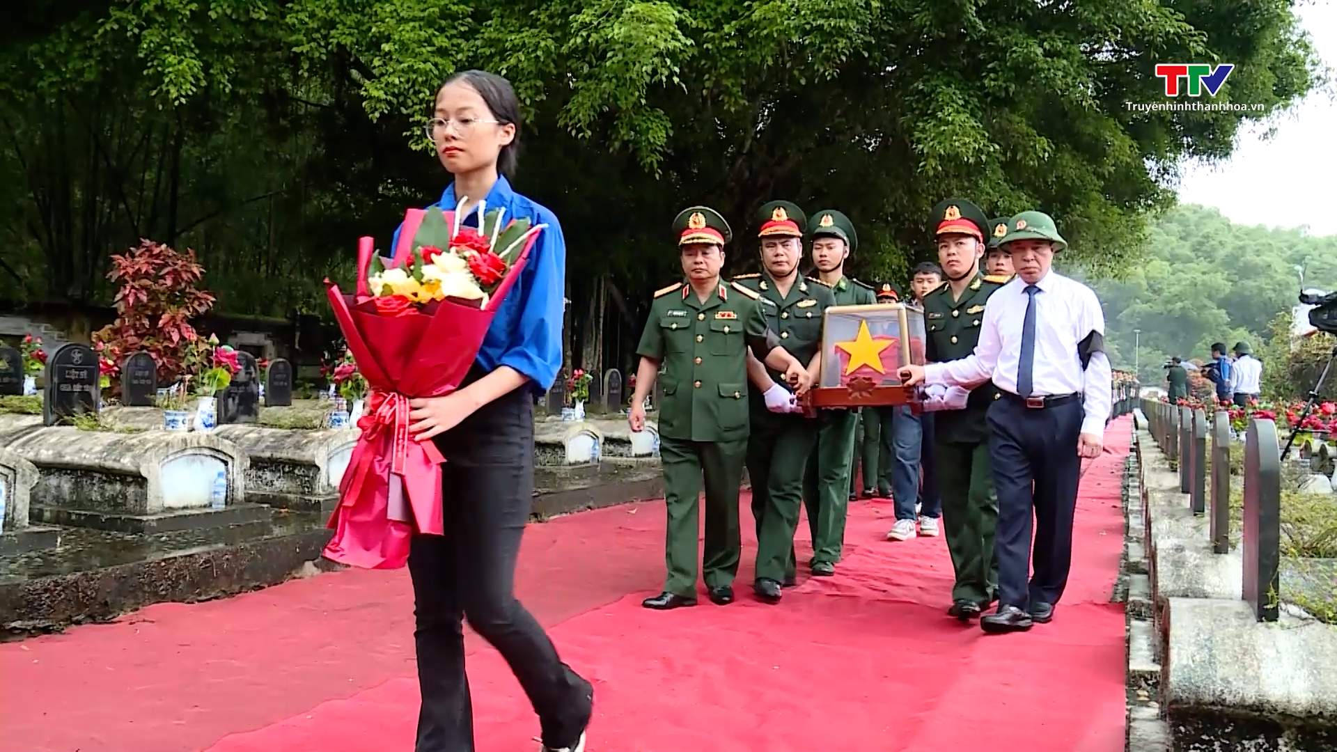 Truy điệu và an táng hài cốt liệt sĩ quân tình nguyện
và chuyên gia Việt Nam hy sinh tại Lào- Ảnh 4.