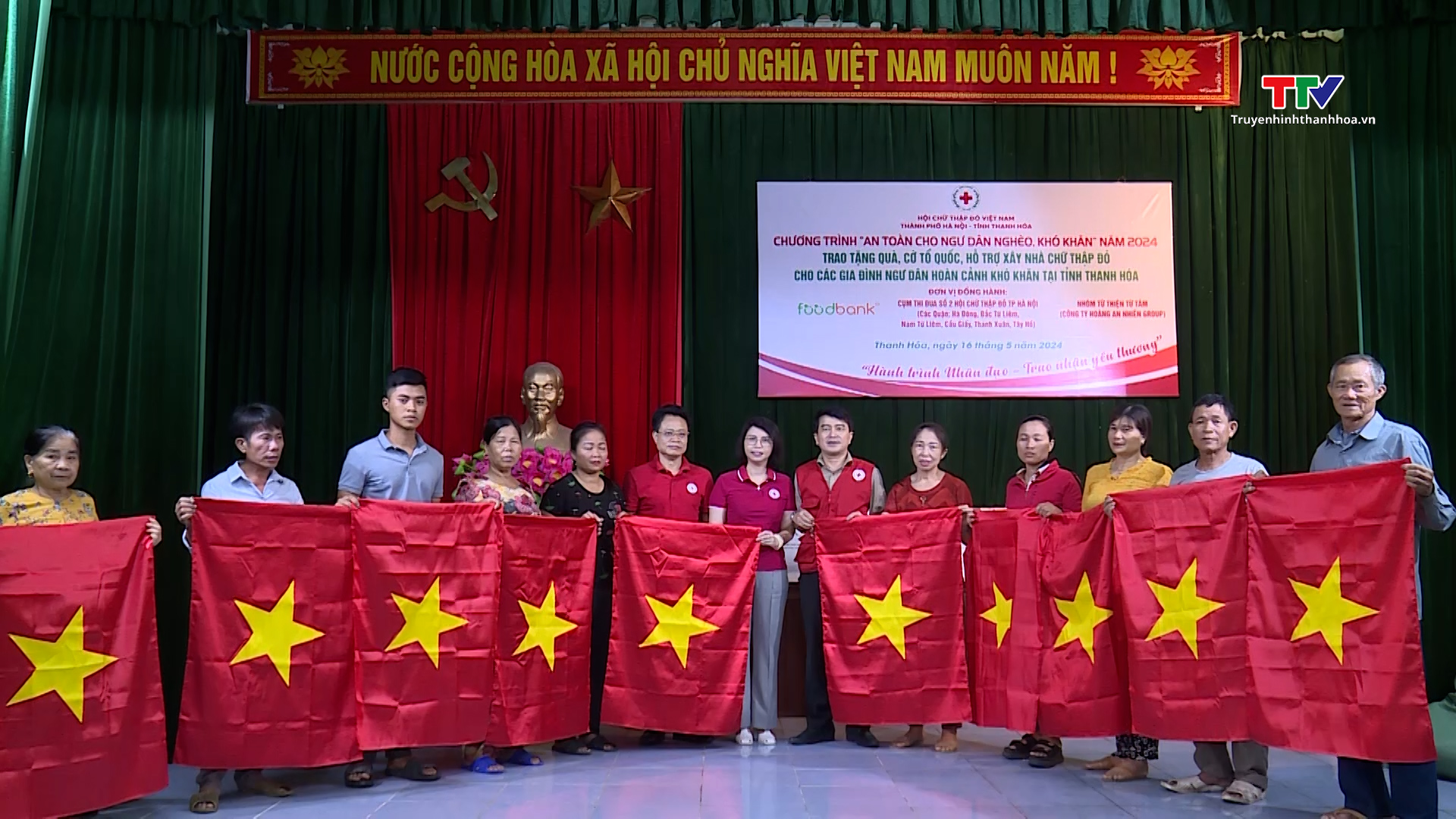 Trao quà, cờ Tổ quốc cho ngư dân tỉnh Thanh Hoá- Ảnh 1.