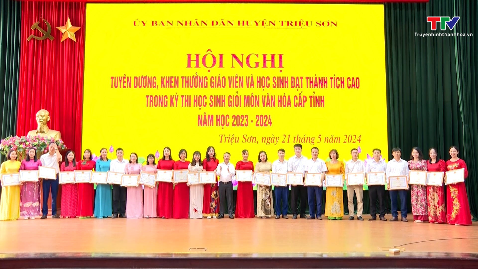 Huyện Triệu Sơn Tuyên dương, khen thưởng giáo viên và học sinh đạt thành tích cao năm học 2023 – 2024- Ảnh 2.