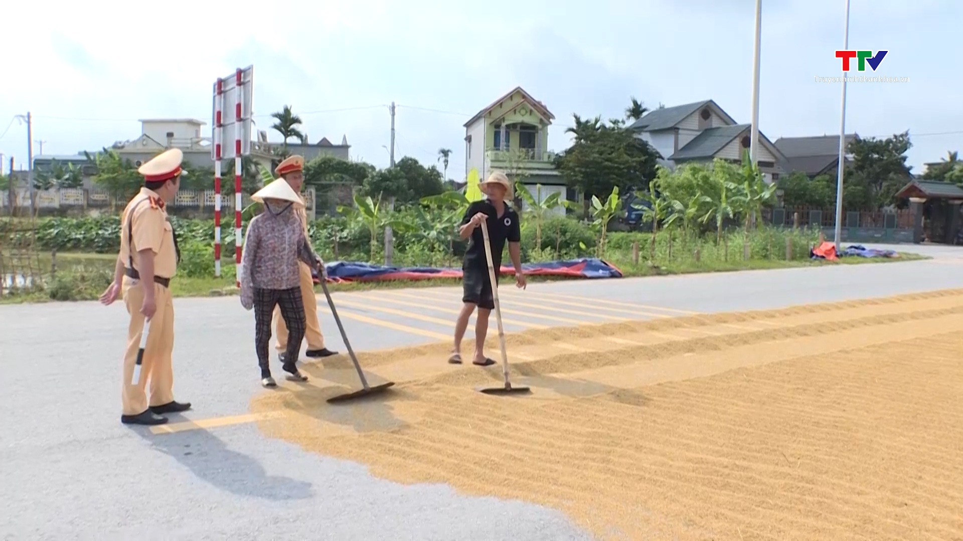 Công an huyện Đông Sơn tăng cường các giải pháp đảm bảo giao thông nông thôn- Ảnh 3.