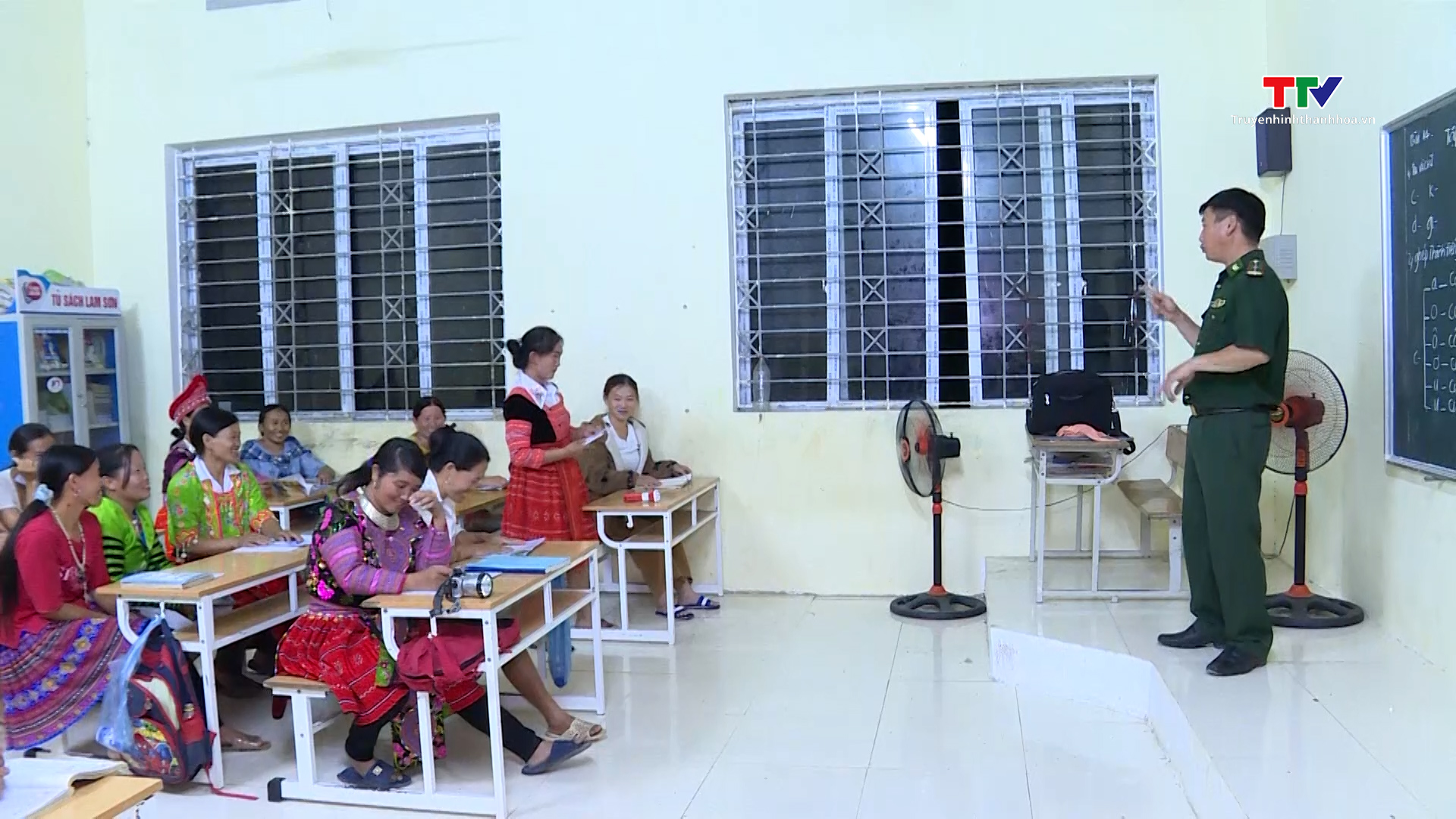Lớp học xoá mù chữ ở Tà Cóm- Ảnh 4.