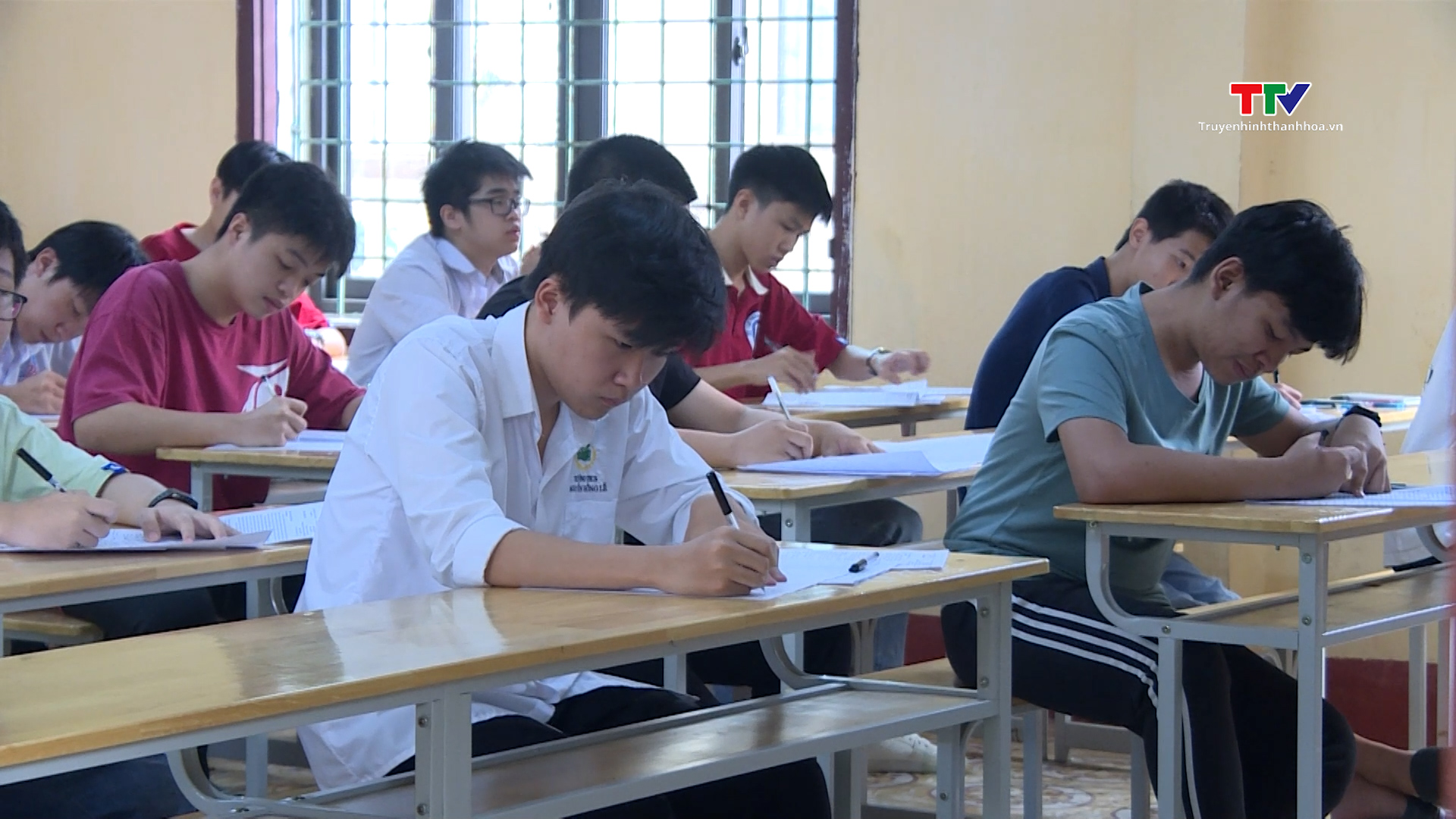 Gần 1.700 thí sinh hoàn thành ngày thi đầu tiên vào lớp 10 trường THPT chuyên Lam Sơn- Ảnh 1.