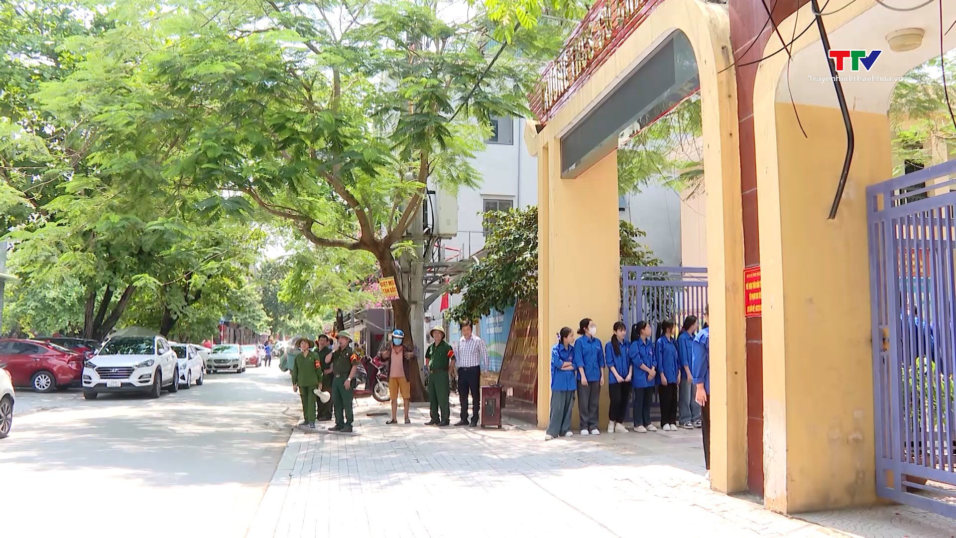 Ra mắt “Cổng trường tự quản an toàn giao thông” tại trường THPT Hà Trung - Ảnh 1.
