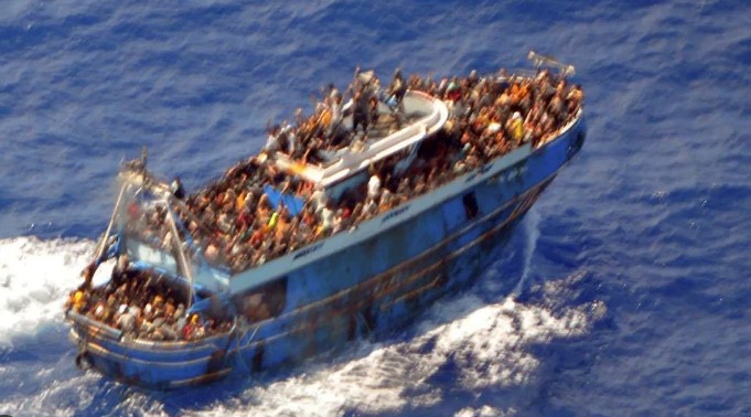 Hy Lạp bác bỏ các cáo buộc trong vụ án chìm tàu chở người di cư ở Địa Trung Hải- Ảnh 1.