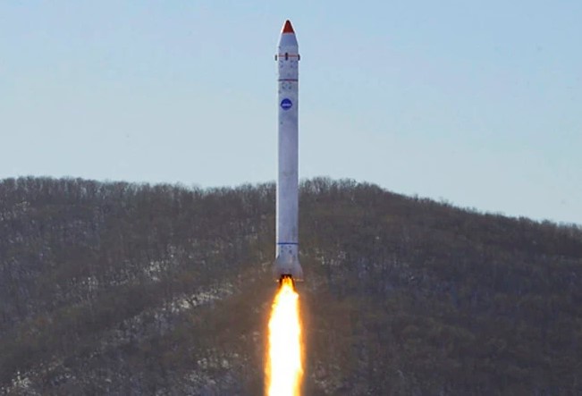 Nhật Bản: Triều Tiên thông báo triển khai kế hoạch phóng vệ tinh - Ảnh 1.