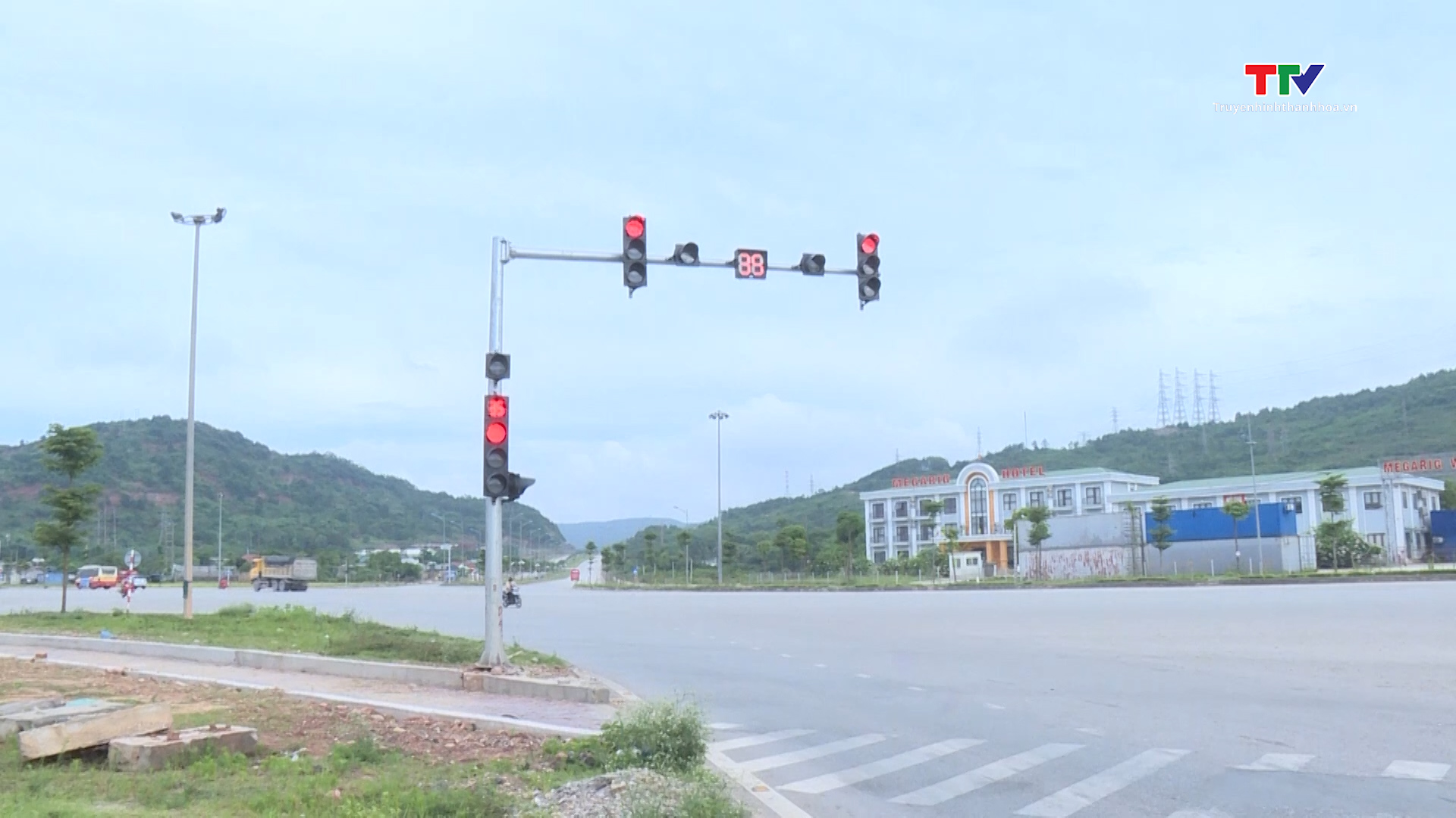 Thị xã Nghi Sơn xử lý "điểm đen", điểm tiềm ẩn nguy cơ tai nạn giao thông- Ảnh 1.