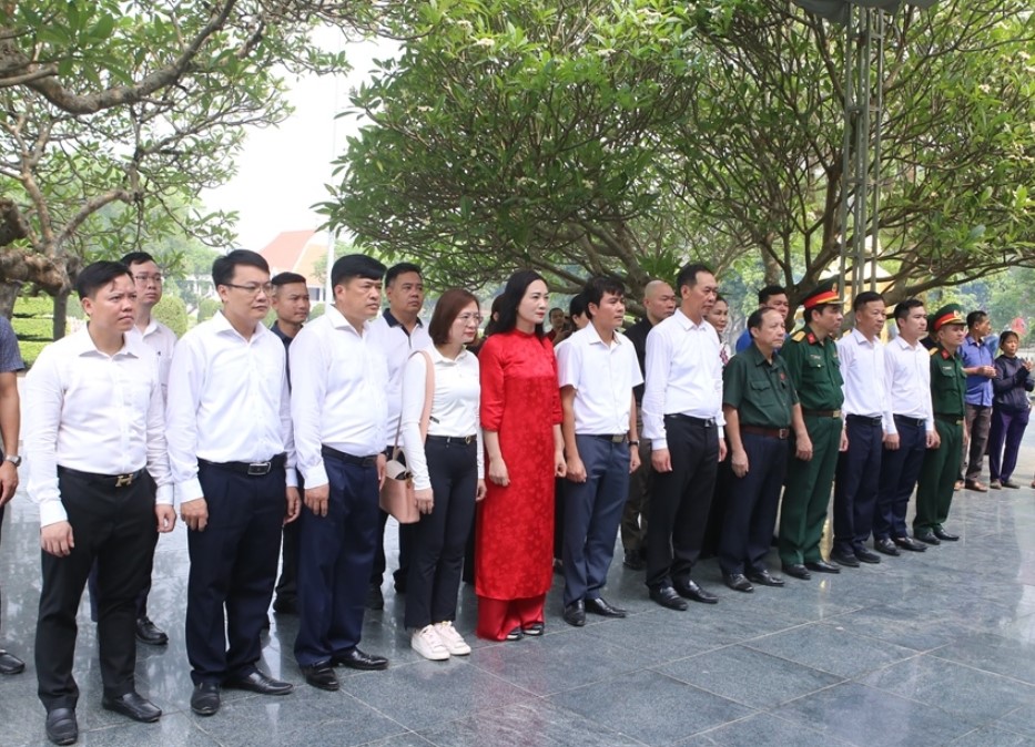 Phó Bí thư Tỉnh ủy Trịnh Tuấn Sinh viếng các nghĩa trang liệt sĩ trên địa bàn tỉnh Điện Biên- Ảnh 1.