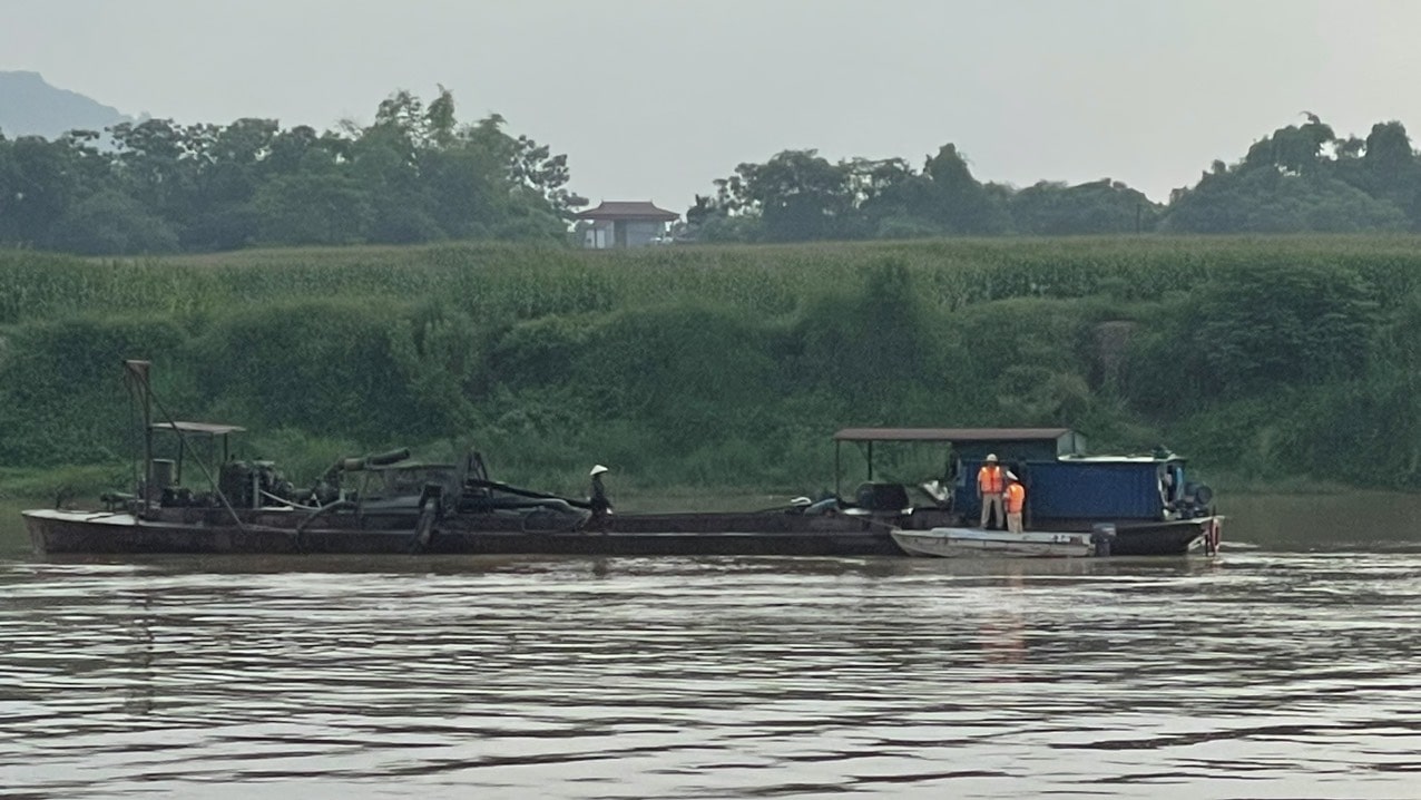 Thanh Hoá: Bắt giữ 02 thuyền sắt bơm hút cát trái phép trên sông Mã