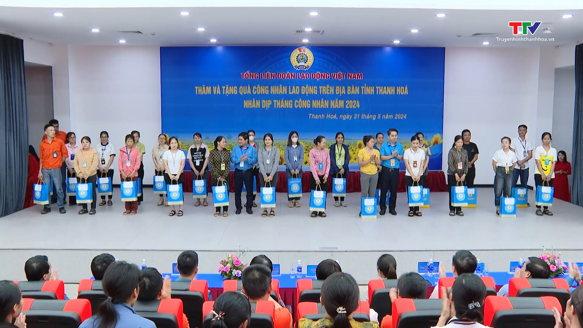 Tổng liên đoàn Lao động Việt Nam và Liên đoàn Lao động tỉnh Thanh Hoá tặng quà công nhân- Ảnh 2.