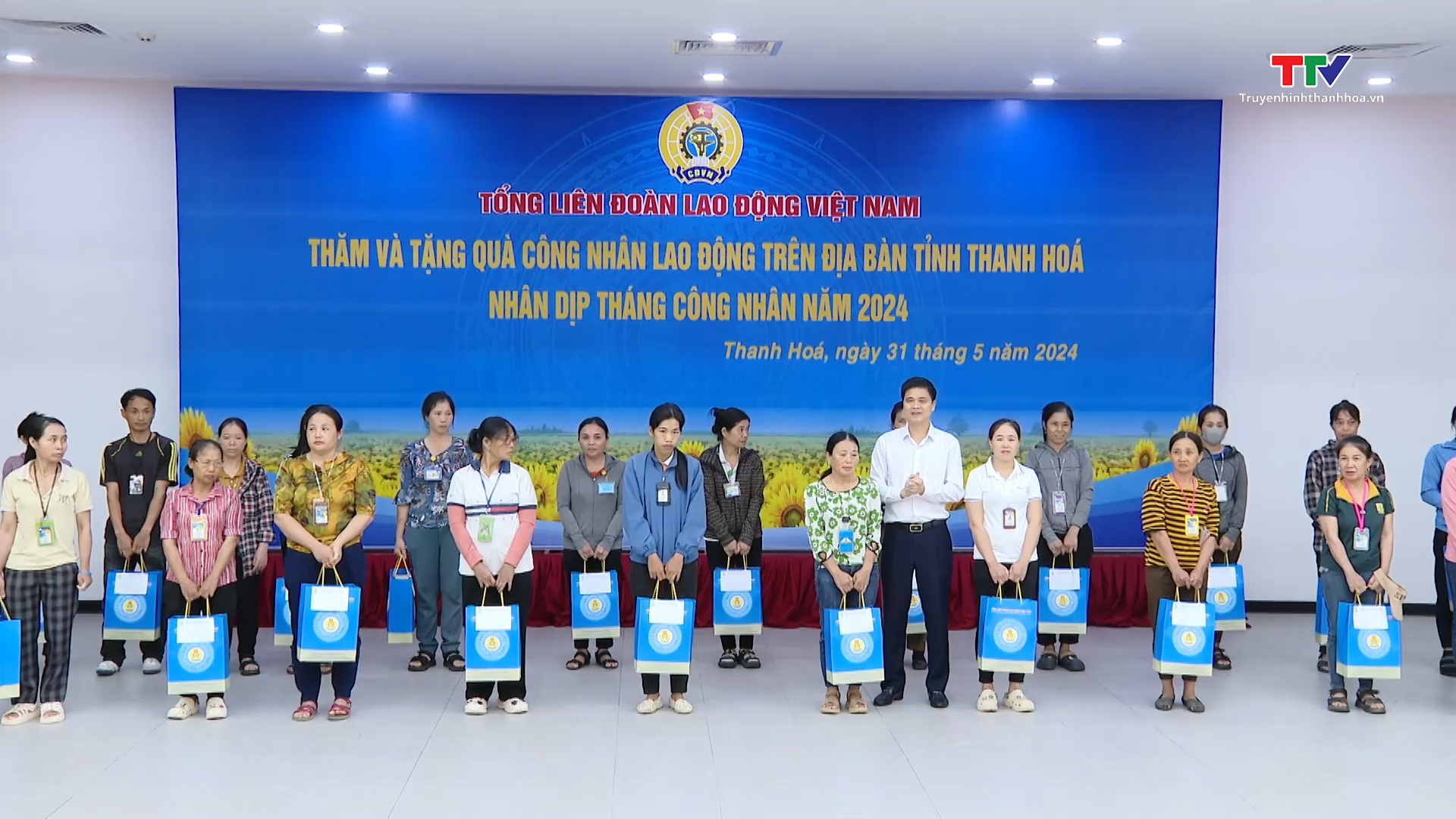 Tổng liên đoàn Lao động Việt Nam và Liên đoàn Lao động tỉnh Thanh Hoá tặng quà công nhân- Ảnh 1.