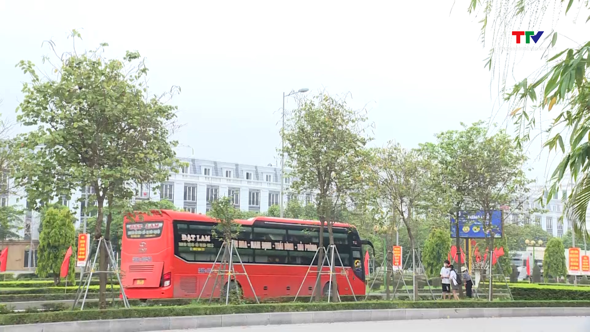 Xử lý tình trạng xe ô tô khách dừng, đỗ, đón, trả khách sai quy định tại thành phố Thanh Hoá- Ảnh 1.
Xử lý tình trạng xe ô tô khách dừng, đỗ, đón, trả khách sai quy định tại thành phố Thanh Hoá- Ảnh 1.