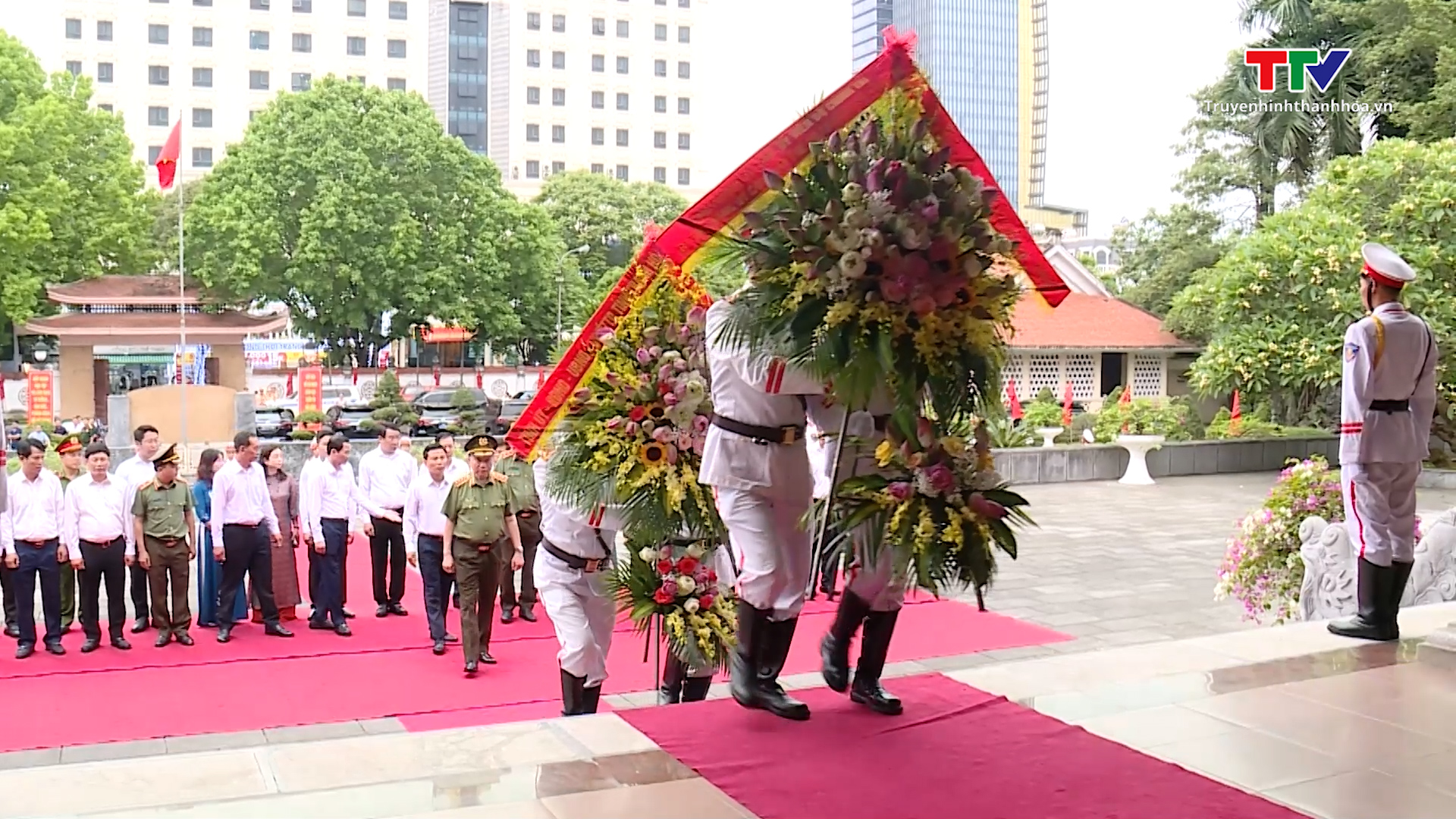 Đại Tướng Tô Lâm dâng hương tưởng niệm Chủ tịch Hồ Chí Minh và thăm các gia đình có công với cách mạng- Ảnh 1.