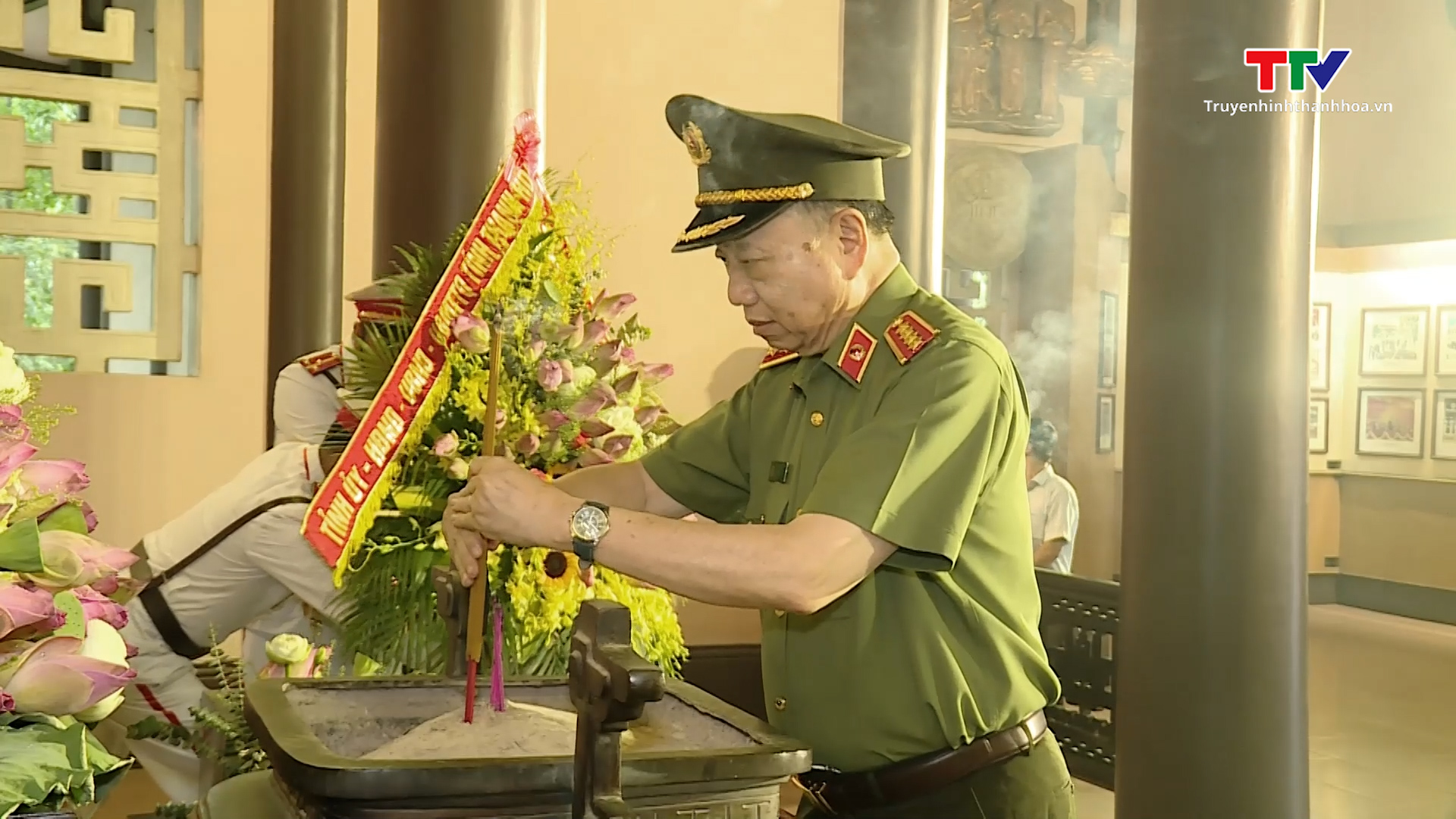 Đại Tướng Tô Lâm dâng hương tưởng niệm Chủ tịch Hồ Chí Minh và thăm các gia đình có công với cách mạng- Ảnh 2.