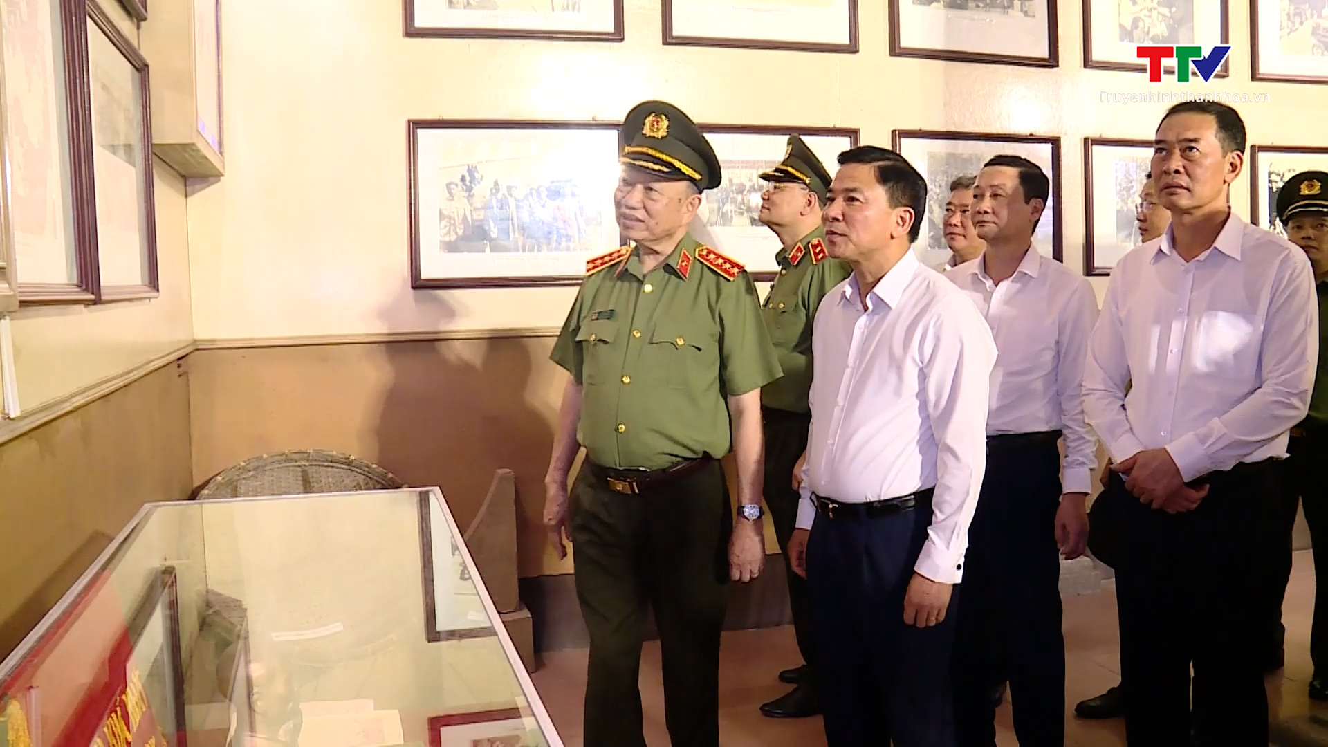 Đại Tướng Tô Lâm dâng hương tưởng niệm Chủ tịch Hồ Chí Minh và thăm các gia đình có công với cách mạng- Ảnh 3.