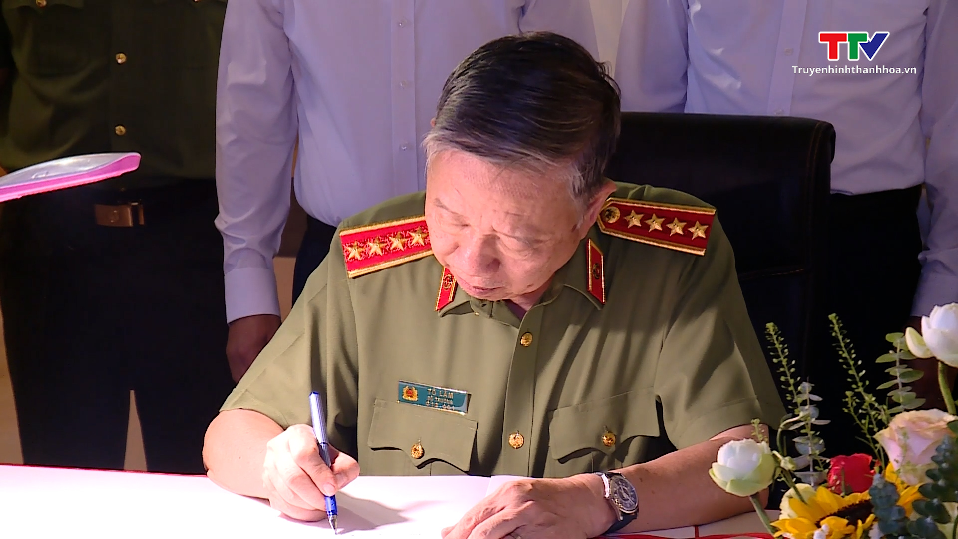 Đại Tướng Tô Lâm dâng hương tưởng niệm Chủ tịch Hồ Chí Minh và thăm các gia đình có công với cách mạng- Ảnh 4.