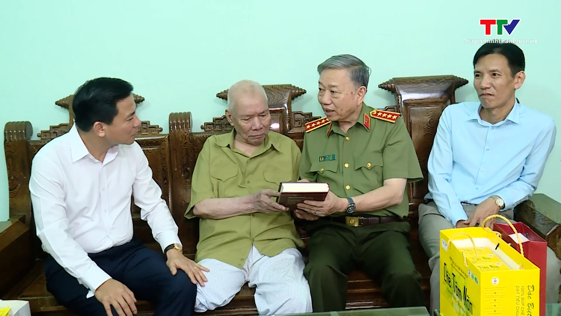 Đại Tướng Tô Lâm dâng hương tưởng niệm Chủ tịch Hồ Chí Minh và thăm các gia đình có công với cách mạng- Ảnh 5.