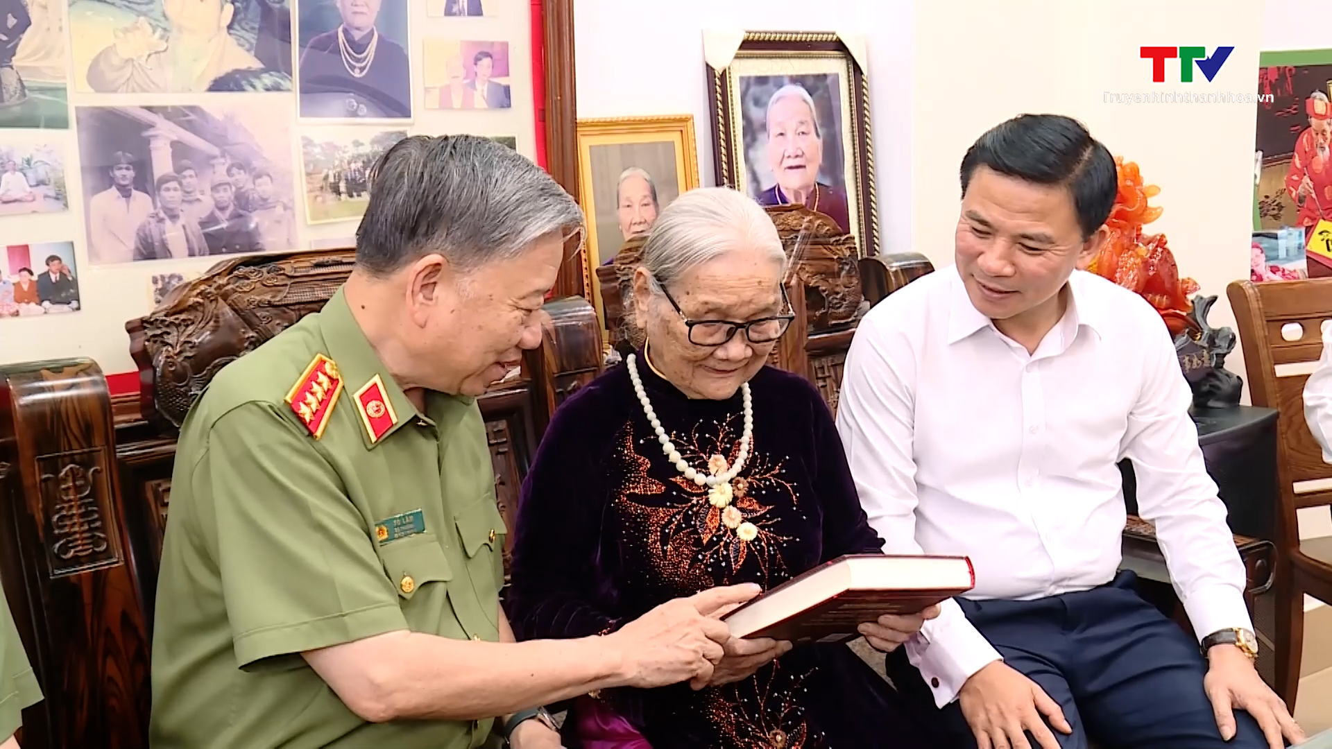 Đại Tướng Tô Lâm dâng hương tưởng niệm Chủ tịch Hồ Chí Minh và thăm các gia đình có công với cách mạng- Ảnh 6.