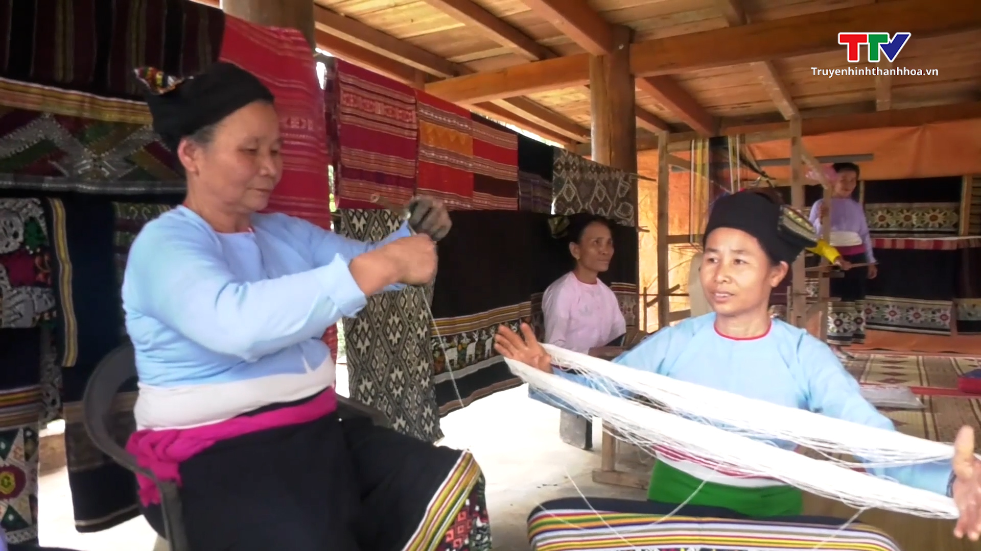 Người phụ nữ dân tộc Thái nỗ lực giữ gìn nghề dệt thổ cẩm truyền thống- Ảnh 2.