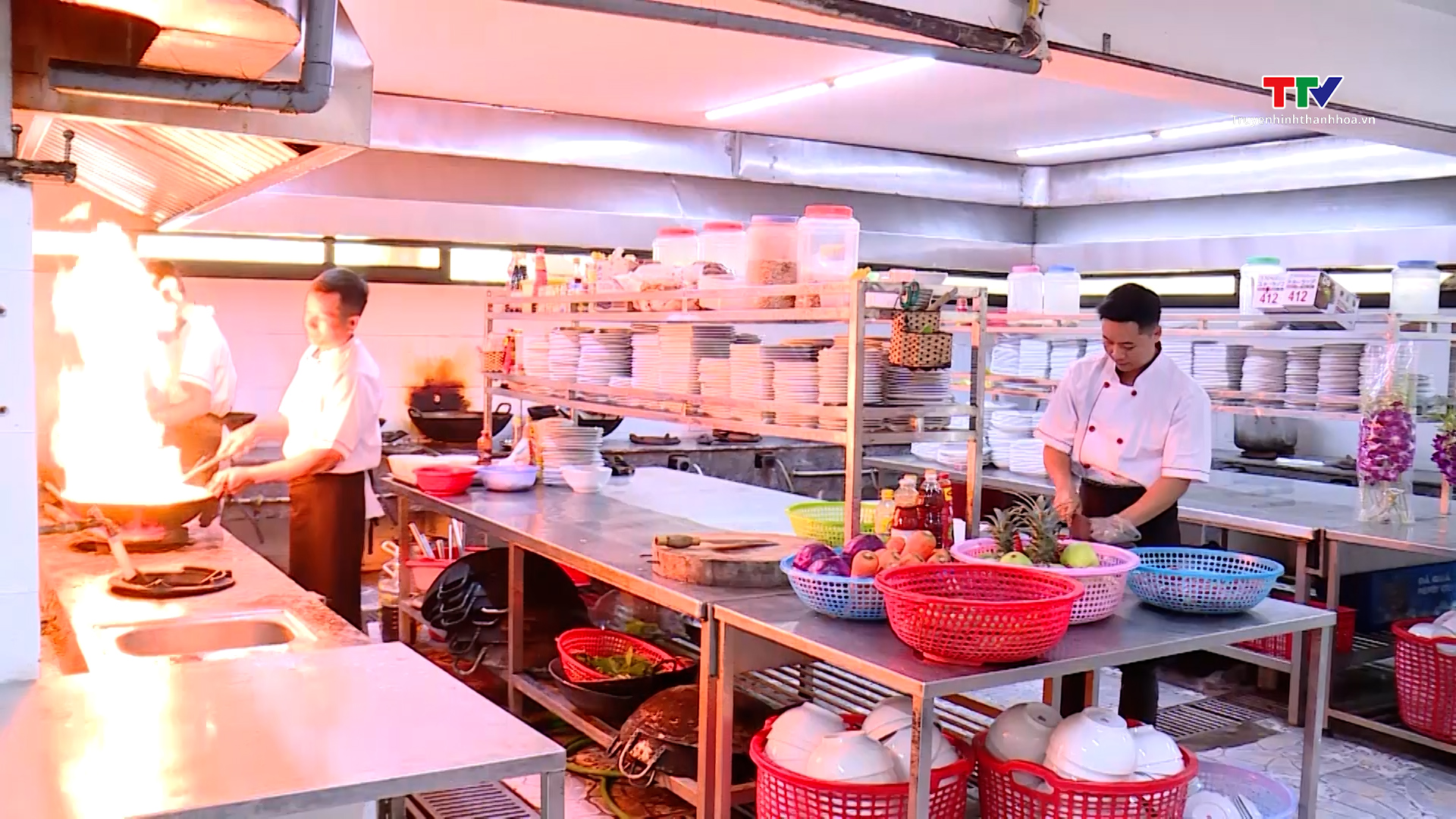 Sầm Sơn kiểm soát an toàn thực phẩm mùa cao điểm du lịch- Ảnh 2. Sầm Sơn kiểm soát an toàn thực phẩm mùa cao điểm du lịch- Ảnh 2.