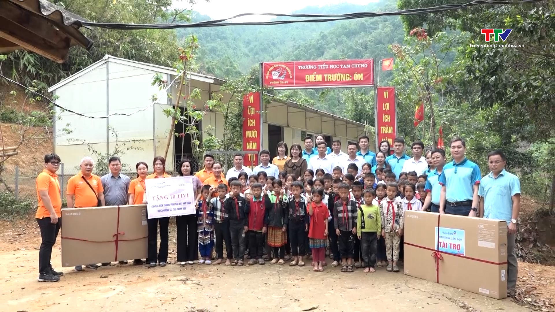 Trao tặng tivi cho các điểm trường khó khăn huyện Mường Lát- Ảnh 1.
