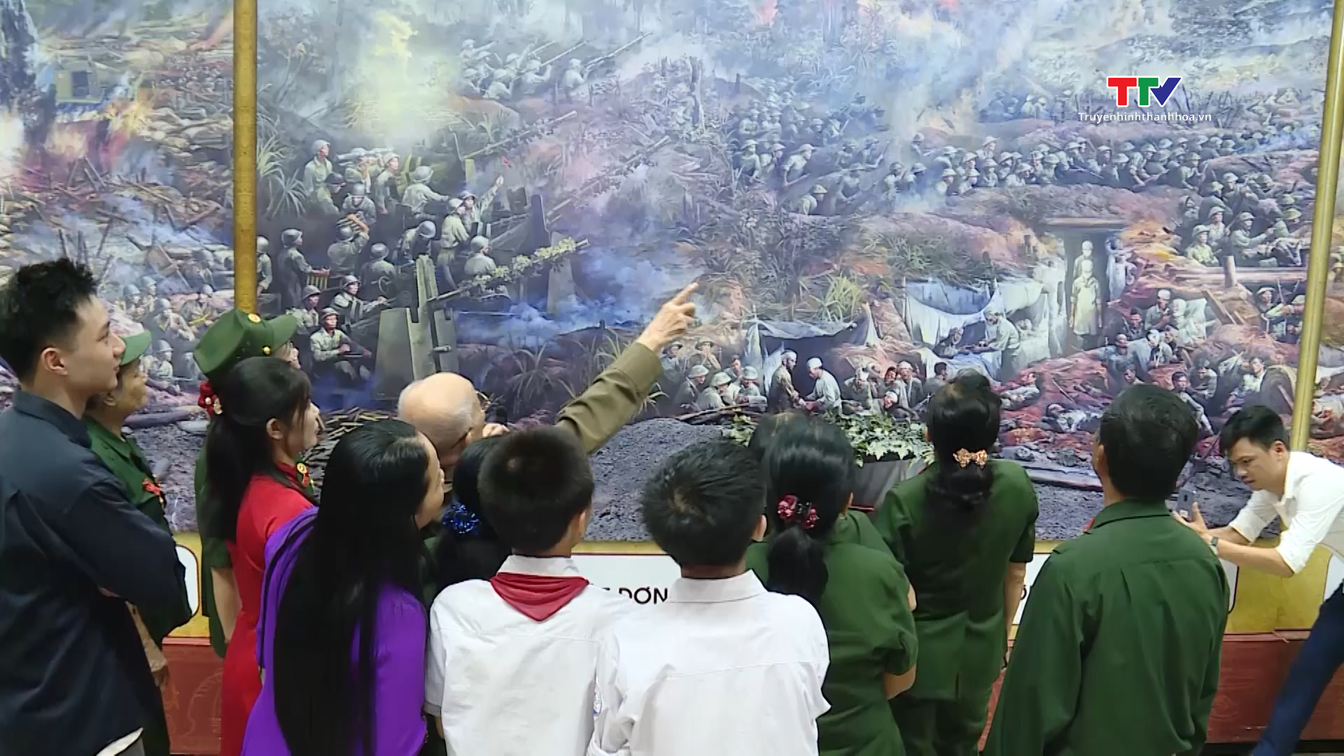 Triển lãm "Thanh Hóa - 70 năm với Chiến thắng Điện Biên Phủ" thu hút hơn 6.500 lượt người xem- Ảnh 1.