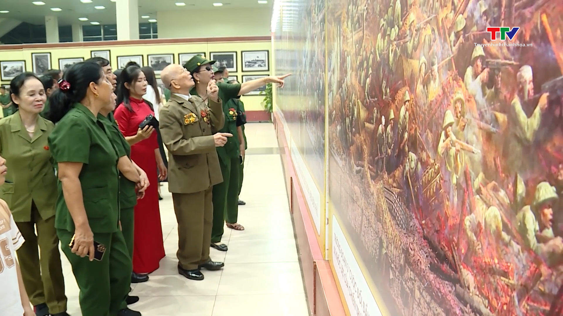 Nhiều ấn tượng và cảm xúc qua triển lãm “Thanh Hóa - 70 năm với chiến thắng Điện Biên Phủ”- Ảnh 1.