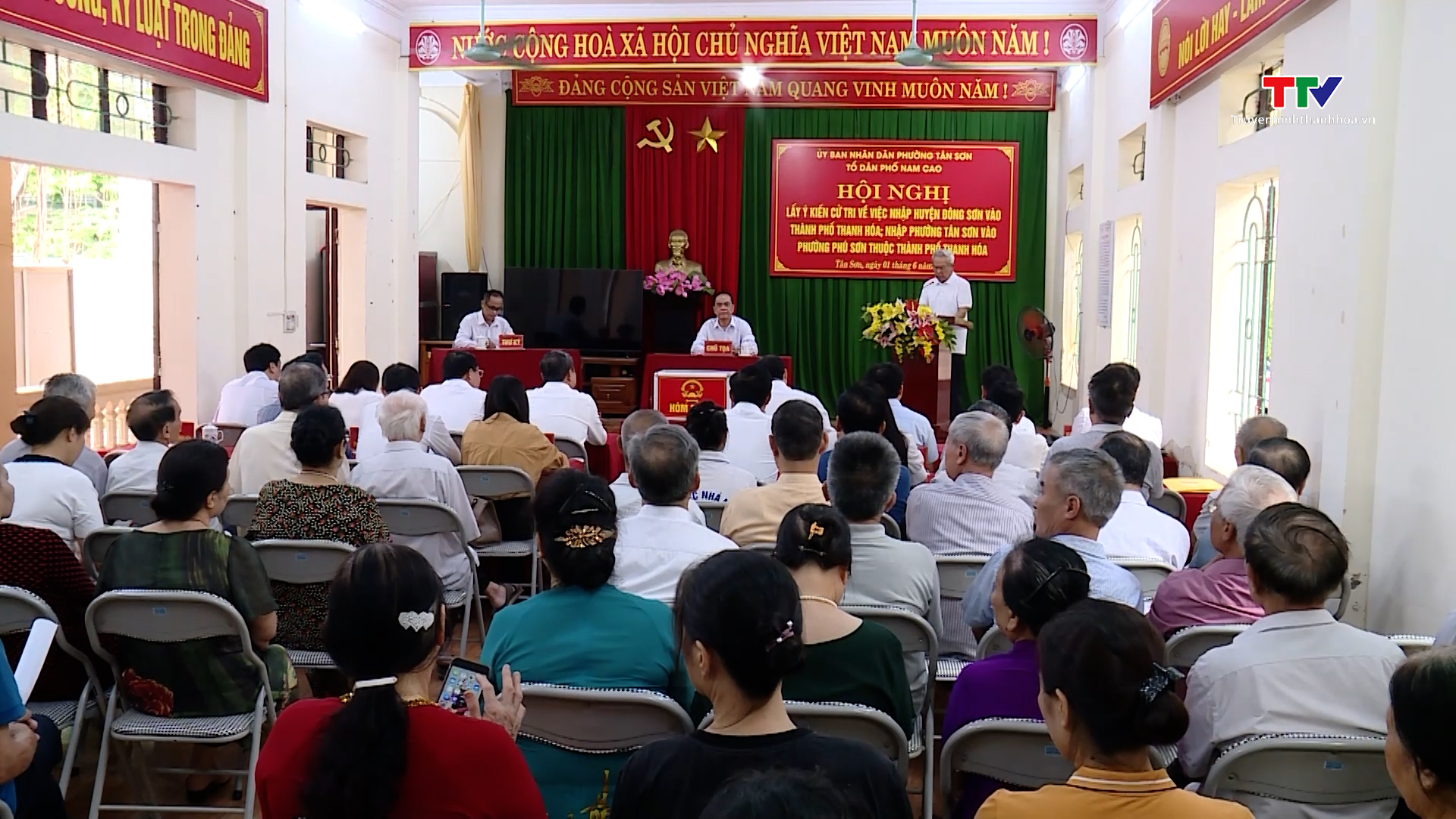 Chủ tịch UBND tỉnh Đỗ Minh Tuấn dự hội nghị lấy ý kiến cử tri về việc sắp xếp đơn vị hành chính- Ảnh 1.