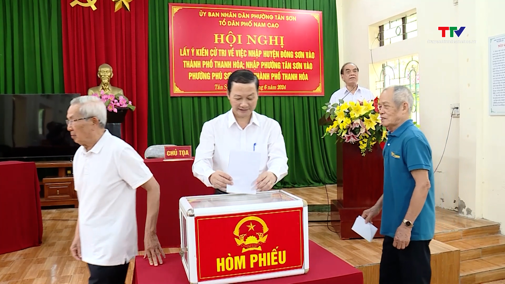 Chủ tịch UBND tỉnh Đỗ Minh Tuấn dự hội nghị lấy ý kiến cử tri về việc sắp xếp đơn vị hành chính- Ảnh 3.