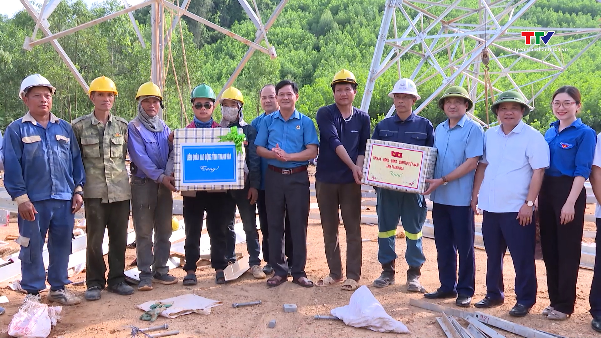 Ban Dân vận Tỉnh ủy tặng quà, động viên công nhân trên công trường dự án đường dây 500kV mạch 3- Ảnh 1.